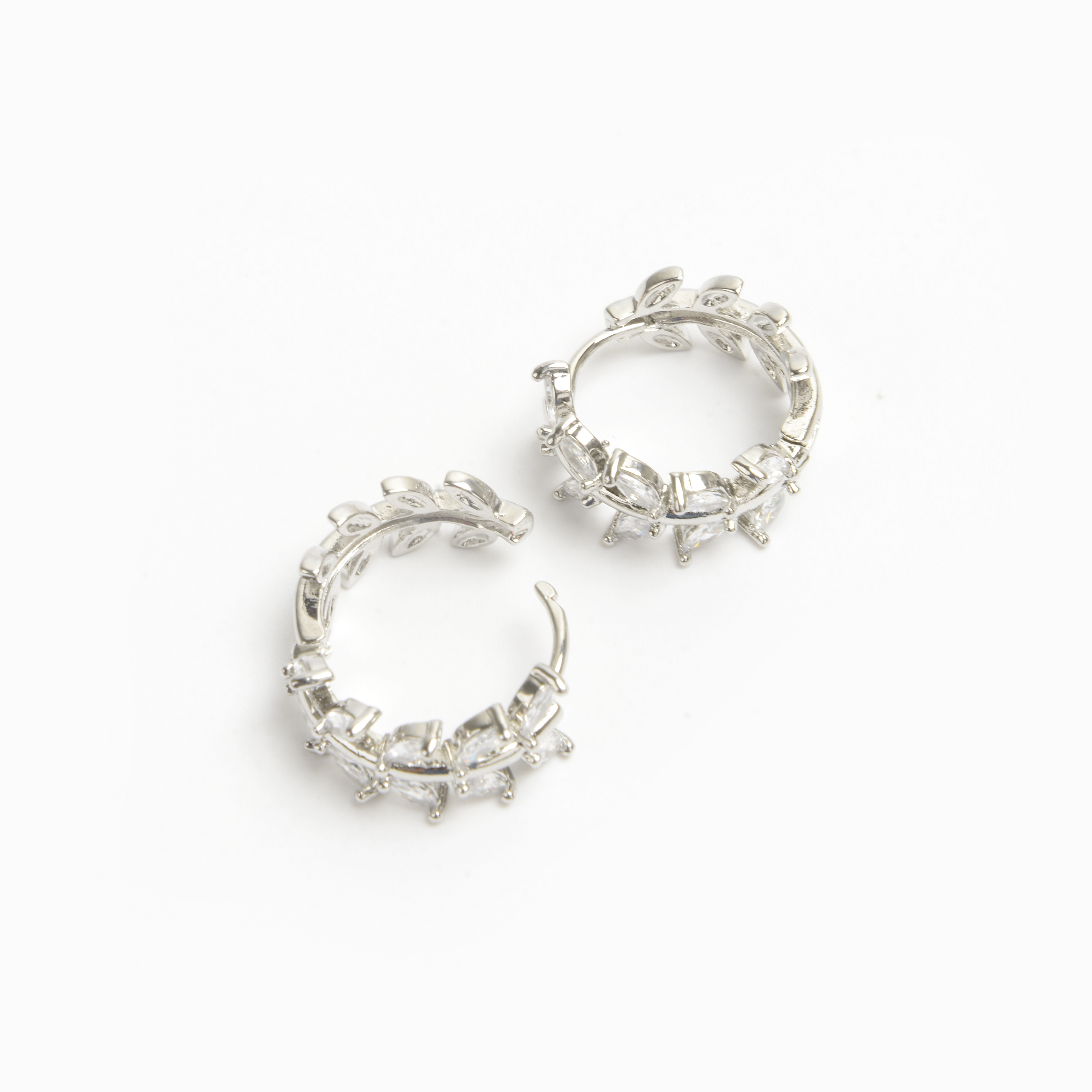 2022 nueva moda hoja forma pendientes con taladrado plata pendientes Specification image