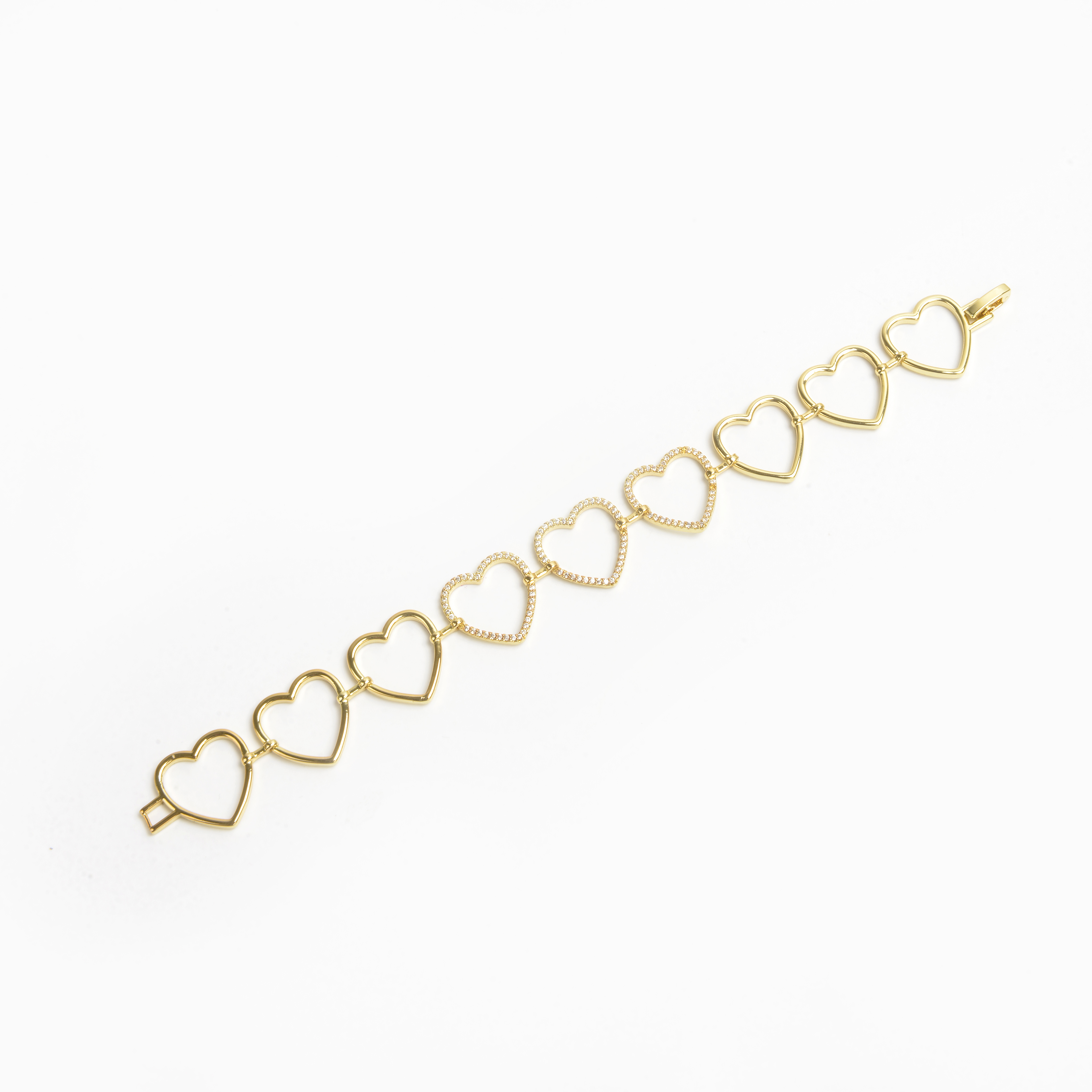 The 2022 new trendy accessory: A large hollowed-out heart bracelet with diamonds Specification image