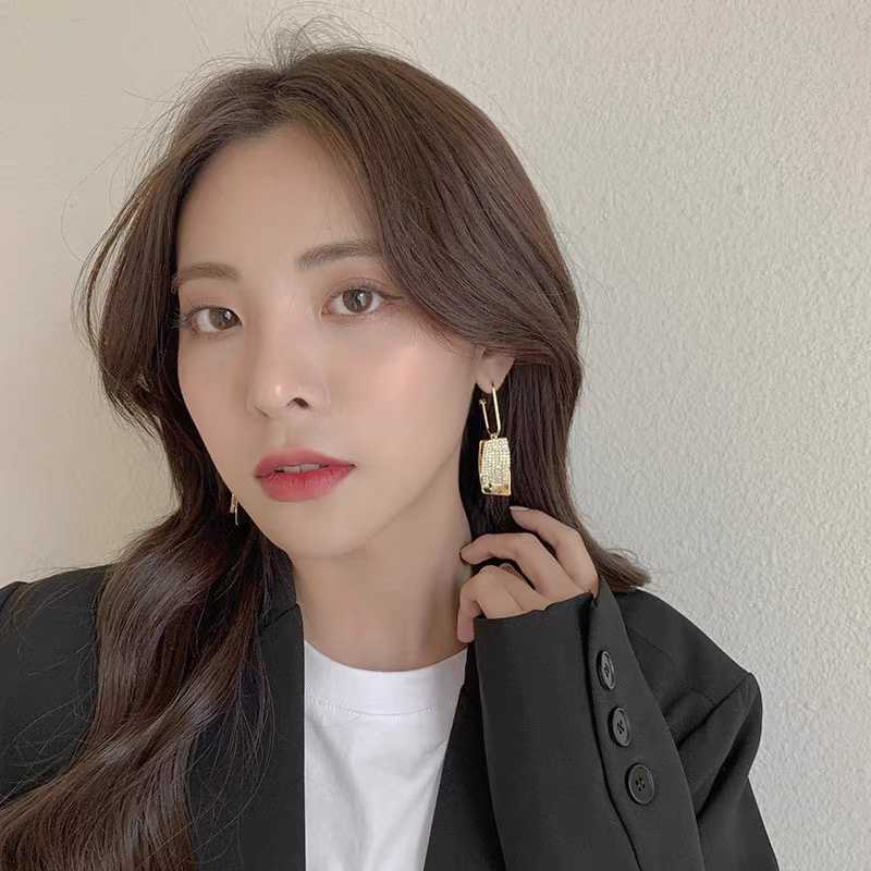 Dingxin Accessories Earrings 911818, a popular new product for foreign trade, offers fashionable metal earrings with a European and American style. Wholesale supply Application Scenario