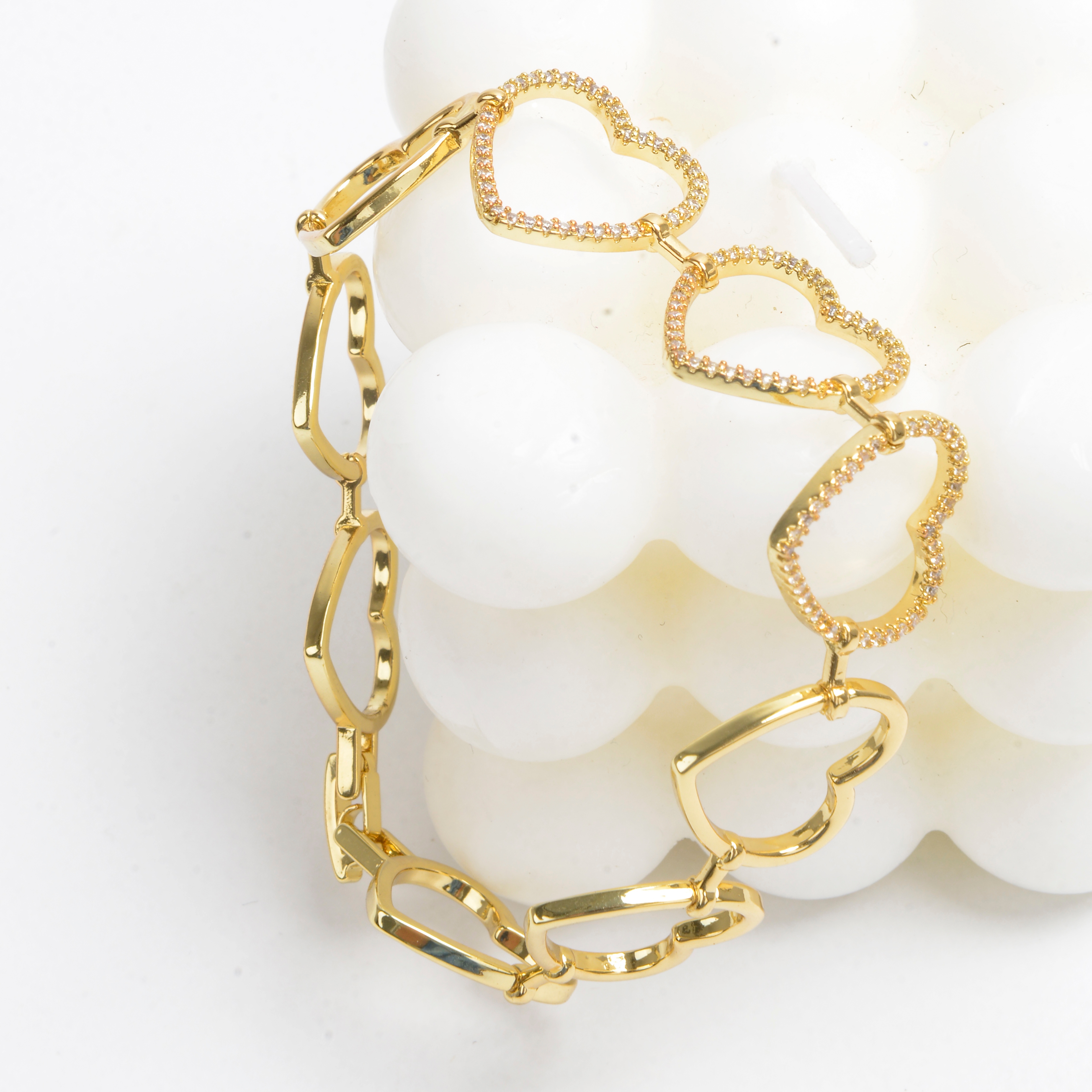 The 2022 new trendy accessory: A large hollowed-out heart bracelet with diamonds