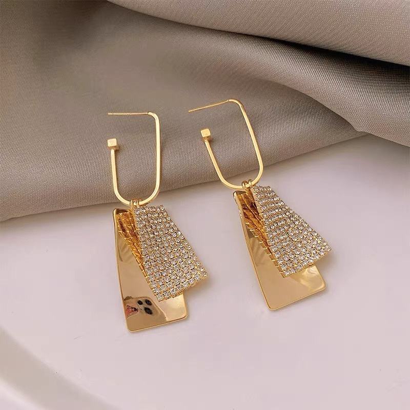 Dingxin Accessories Earrings 911818, a popular new product for foreign trade, offers fashionable metal earrings with a European and American style. Wholesale supply Item Picture