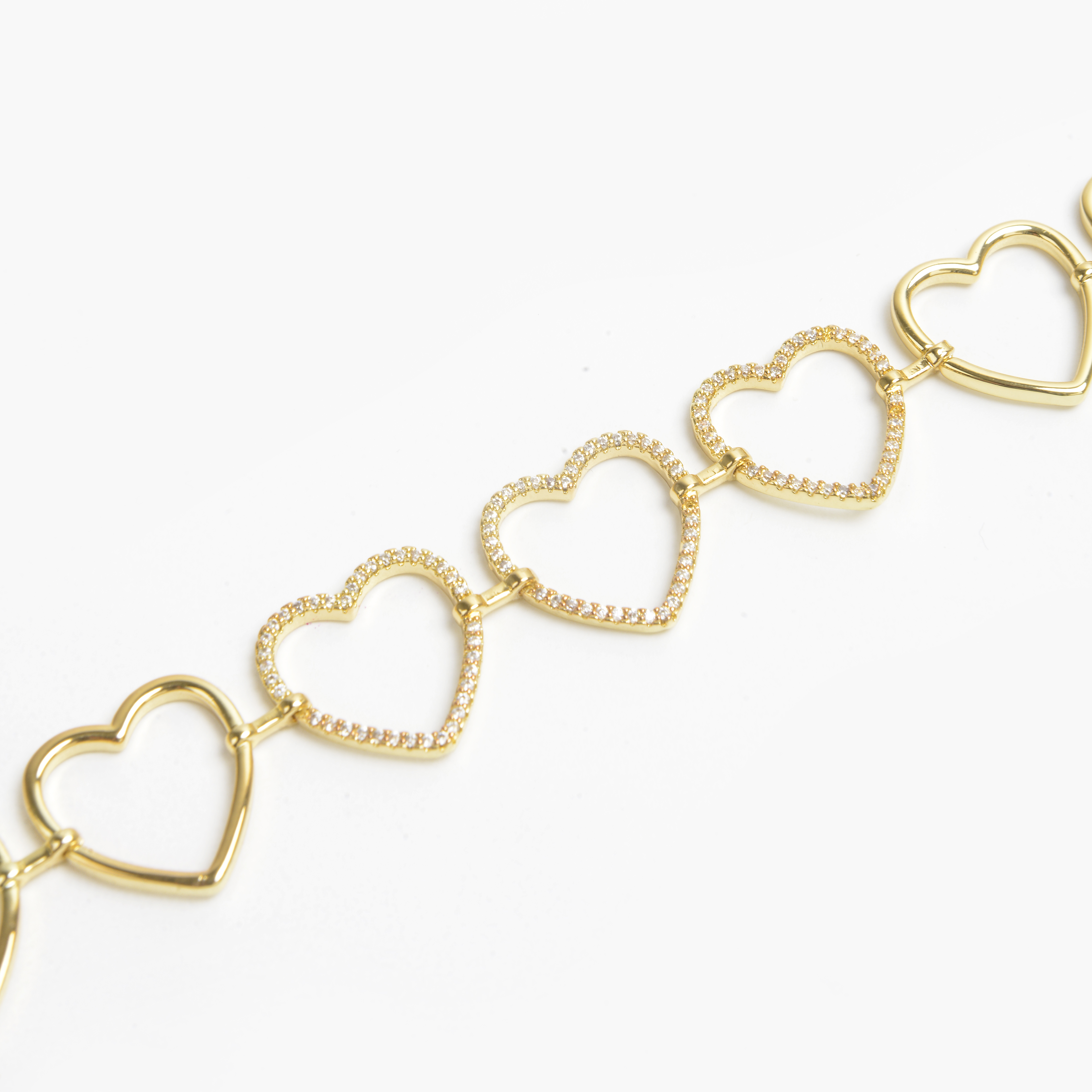 The 2022 new trendy accessory: A large hollowed-out heart bracelet with diamonds Application Scenario