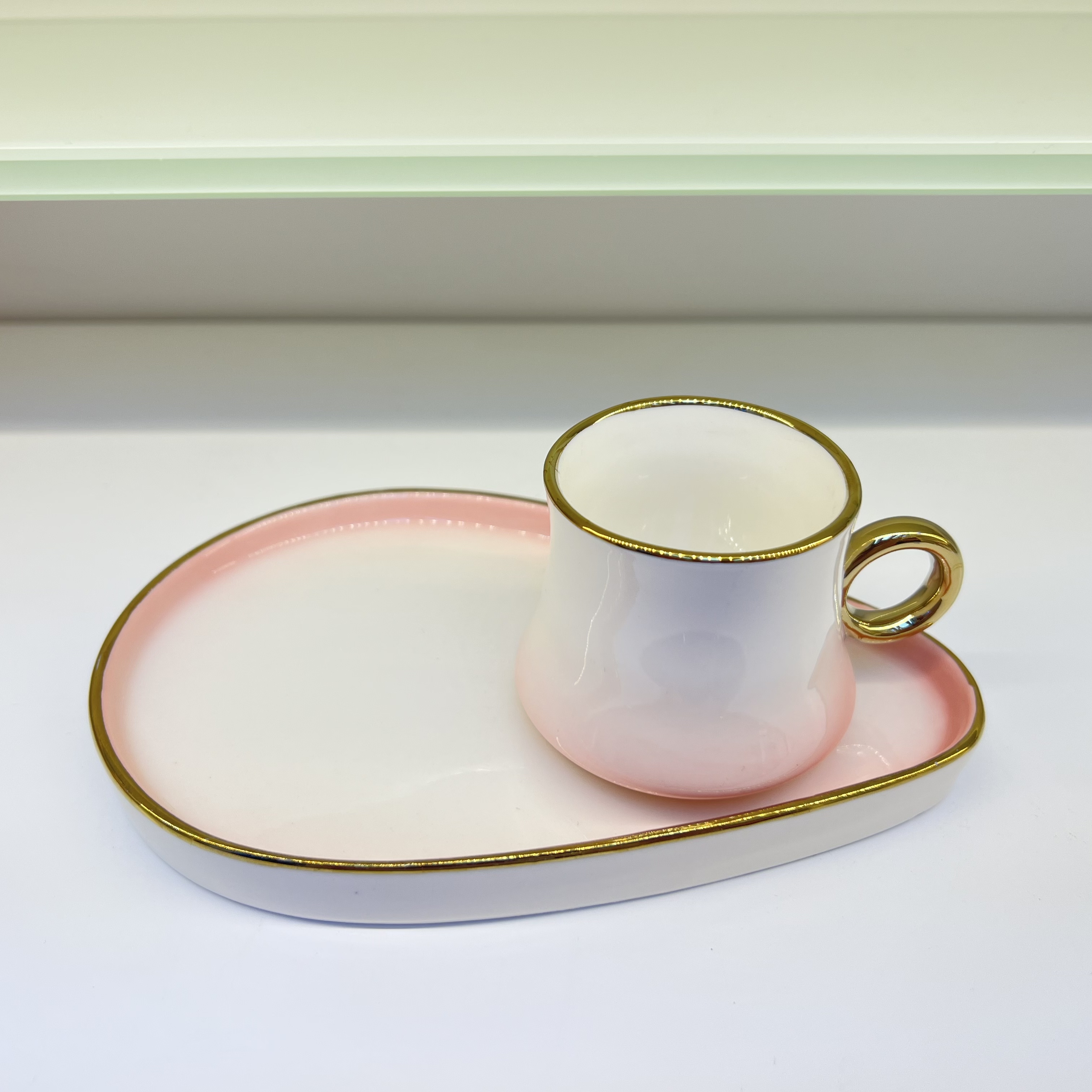 New style of simple ceramic coffee cups and saucers for export to the Middle East and Arabia, with a gradient of 90cc and 160cc. Creative gift sets for afternoon tea, with various patterns available for customization Specification image