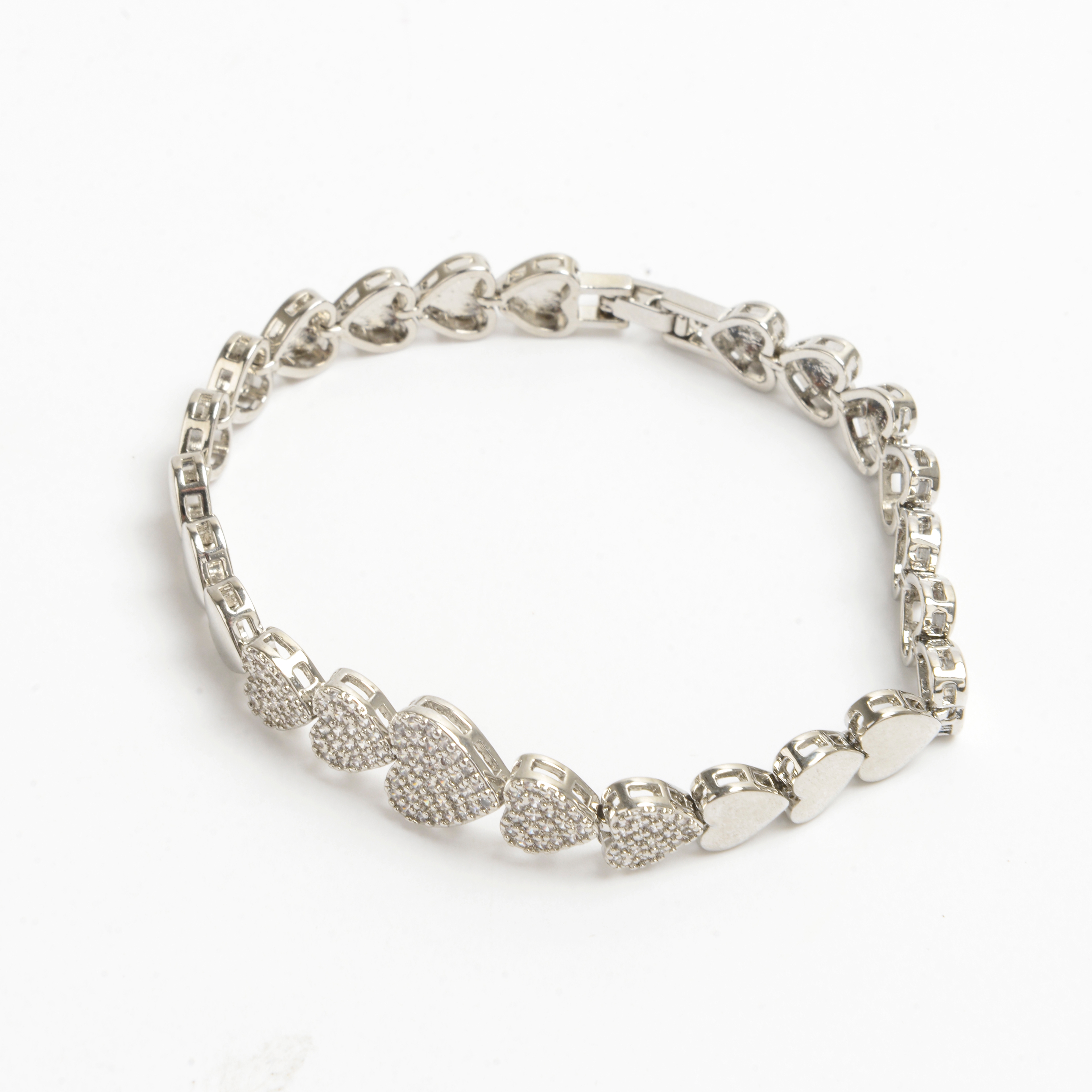 The 2022 new trendy accessory: a silver heart-shaped bracelet with diamonds