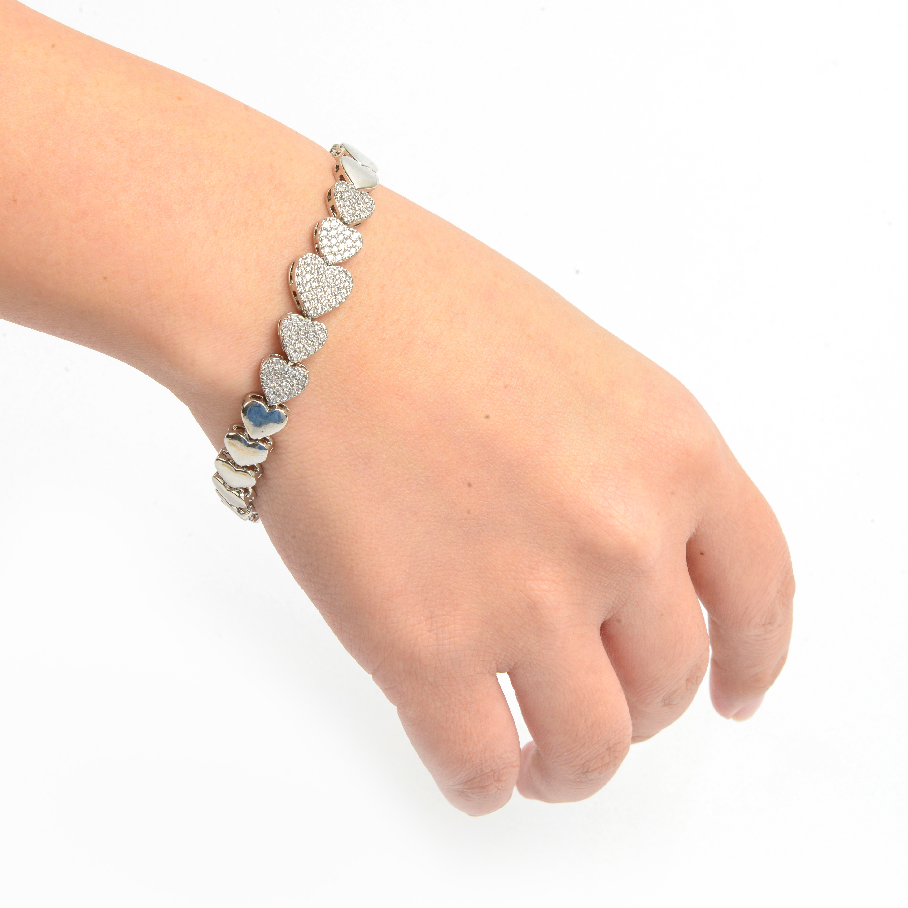 The 2022 new trendy accessory: a silver heart-shaped bracelet with diamonds Item Picture