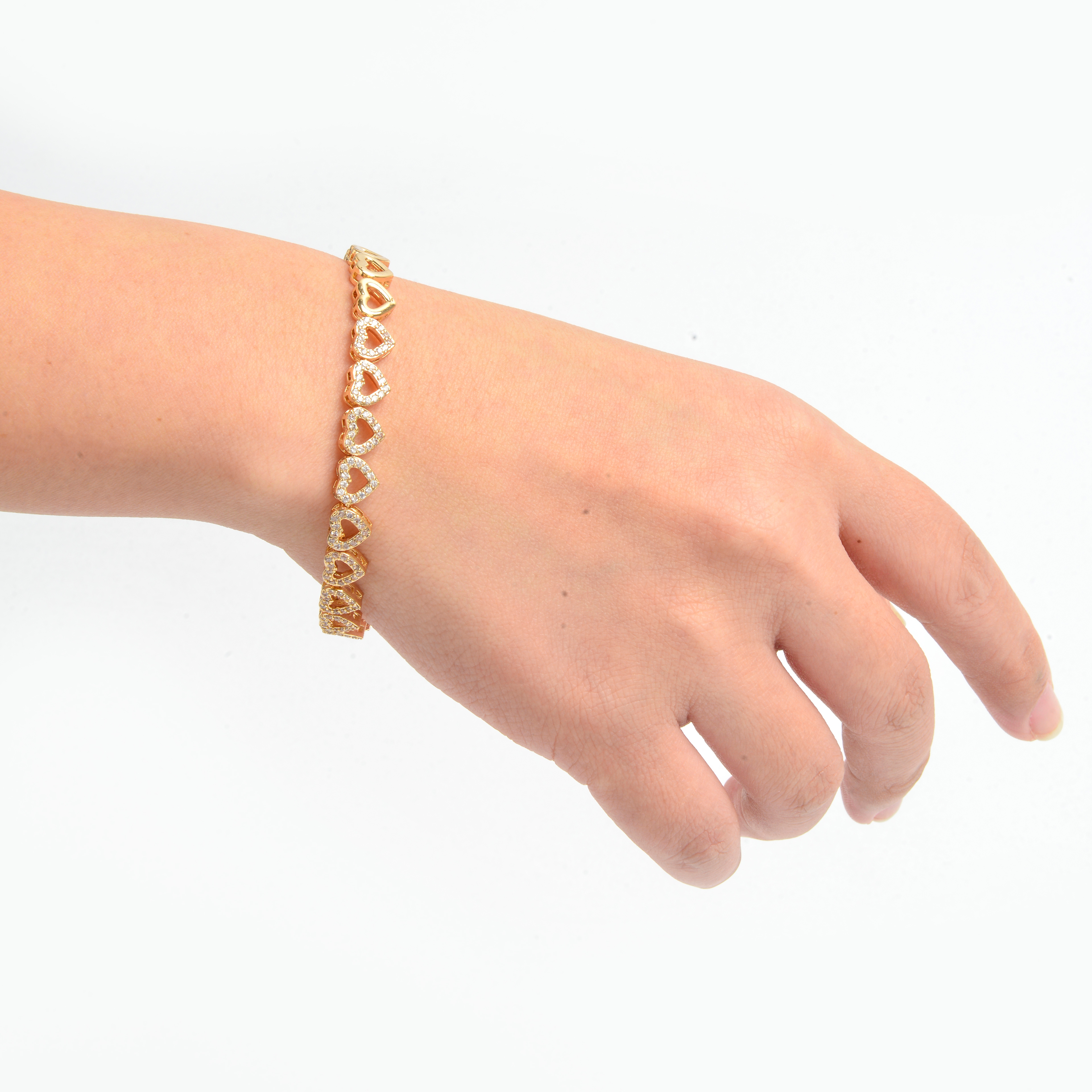 The 2022 new trendy accessory - a heart-shaped bracelet with diamonds