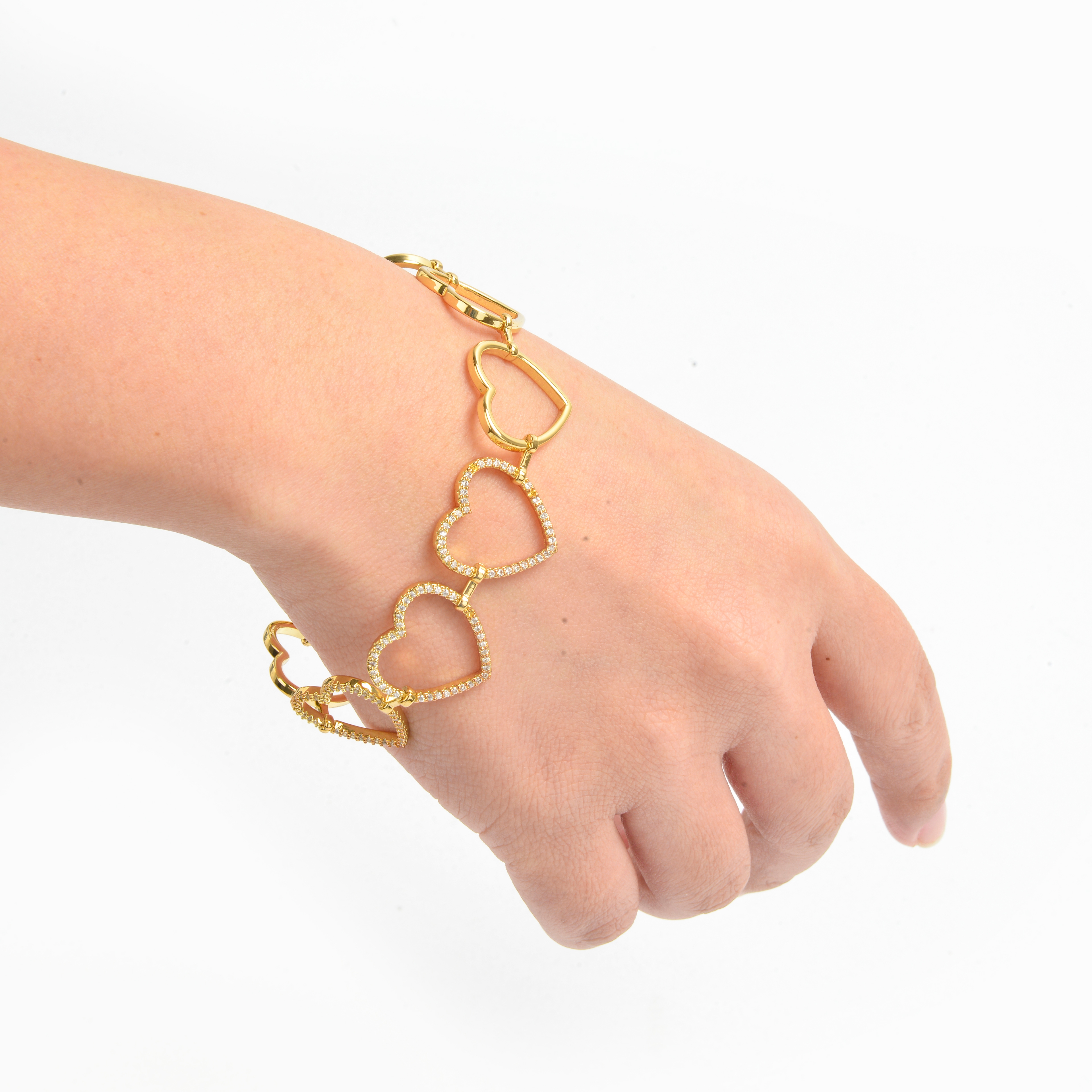 The 2022 new trendy accessory: A large hollowed-out heart bracelet with diamonds Item Picture