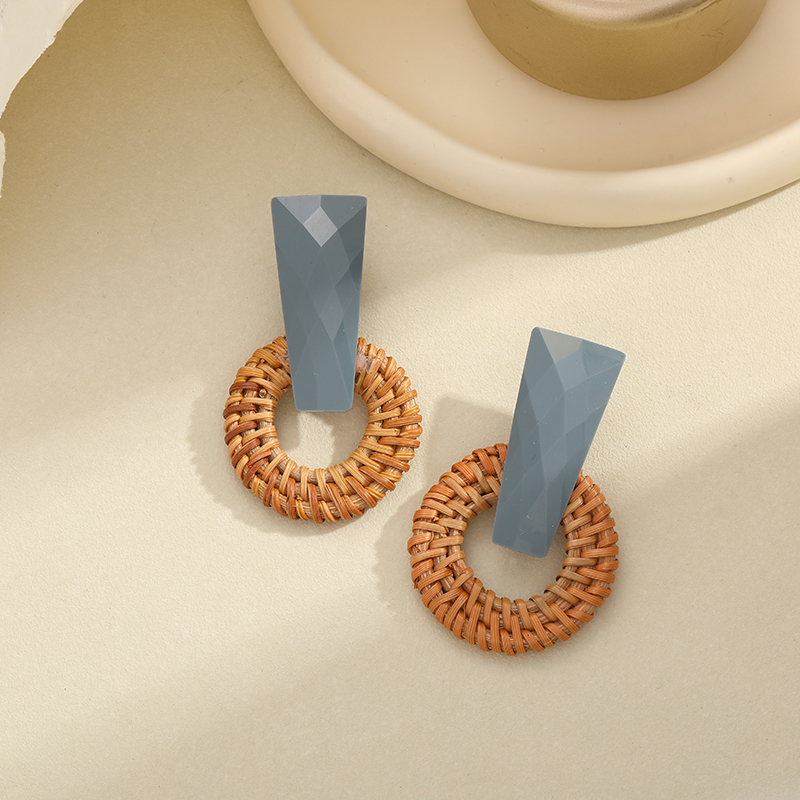 أقراط منسوجة من الروطان مصنوعة يدويًا، عصرية وأنيقة على الطراز الكوري، وأقراط مسمارية وإكسسوارات الفراشة