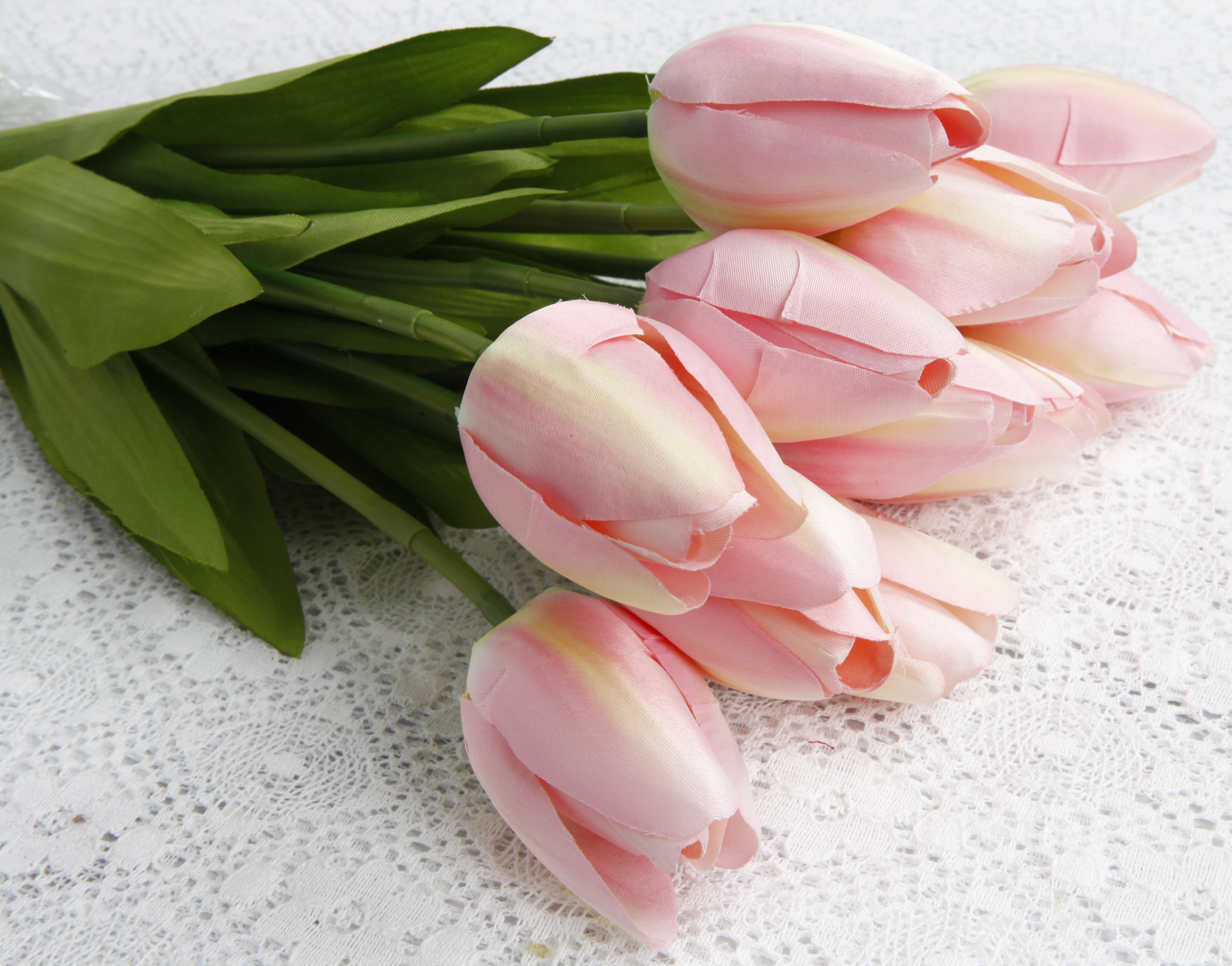 Yiwu quality artificial tulips 12 stems hand-held notes, Brinda tulips hand-held notes, artificial tulips, artificial flowers, silk flowers, artificial flowers, home decoration, wedding arrangement Application Scenario