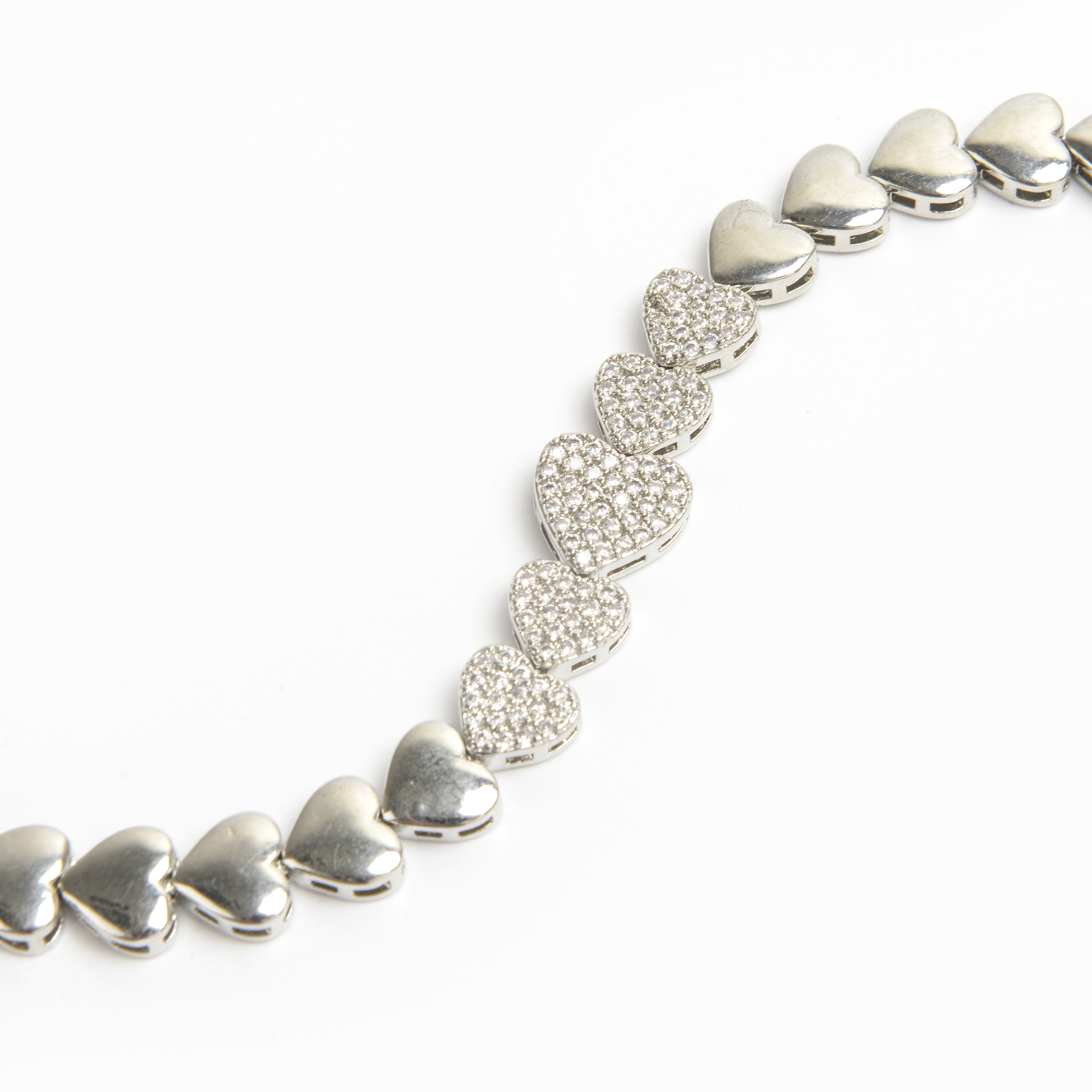 The 2022 new trendy accessory: a silver heart-shaped bracelet with diamonds details Picture