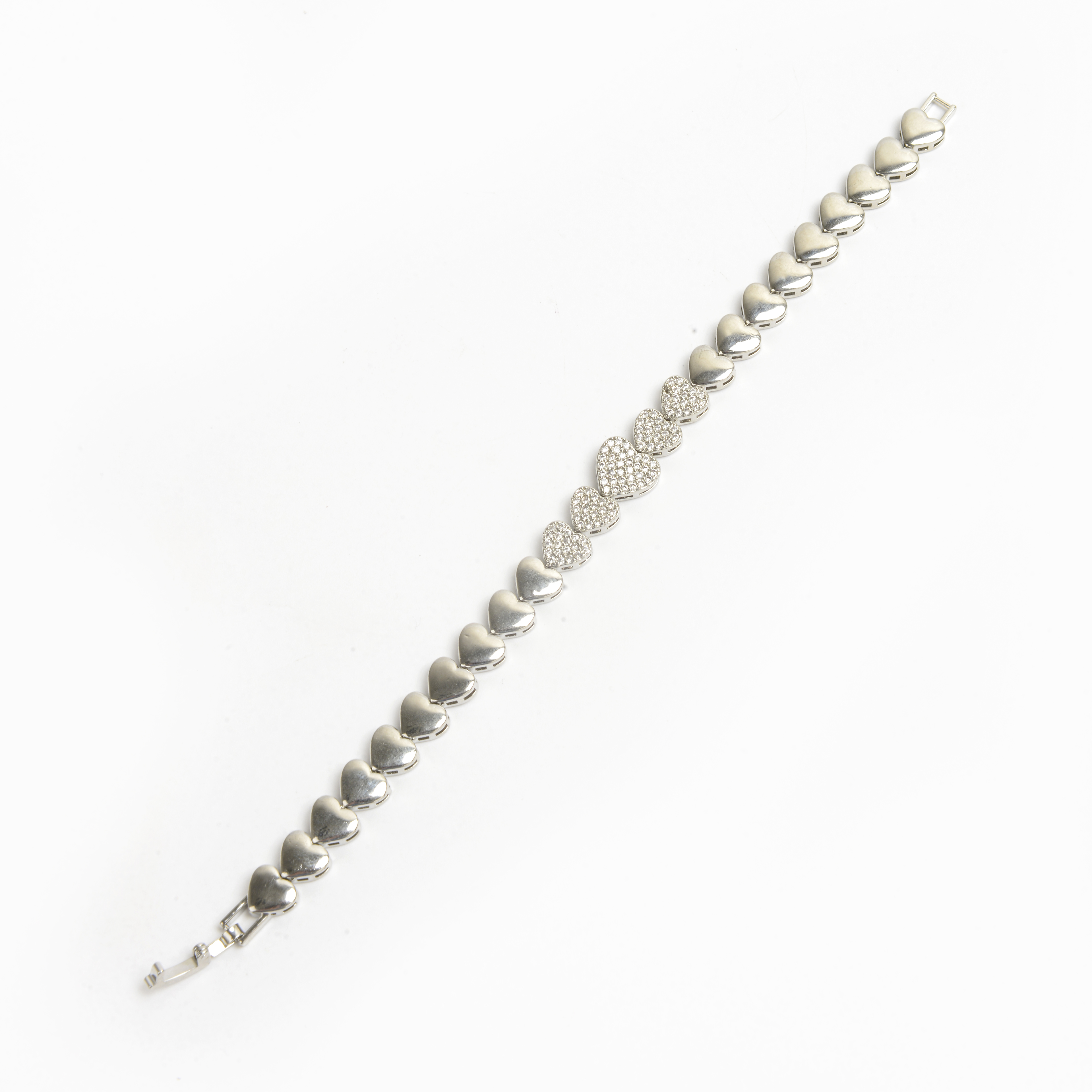 The 2022 new trendy accessory: a silver heart-shaped bracelet with diamonds Specification image