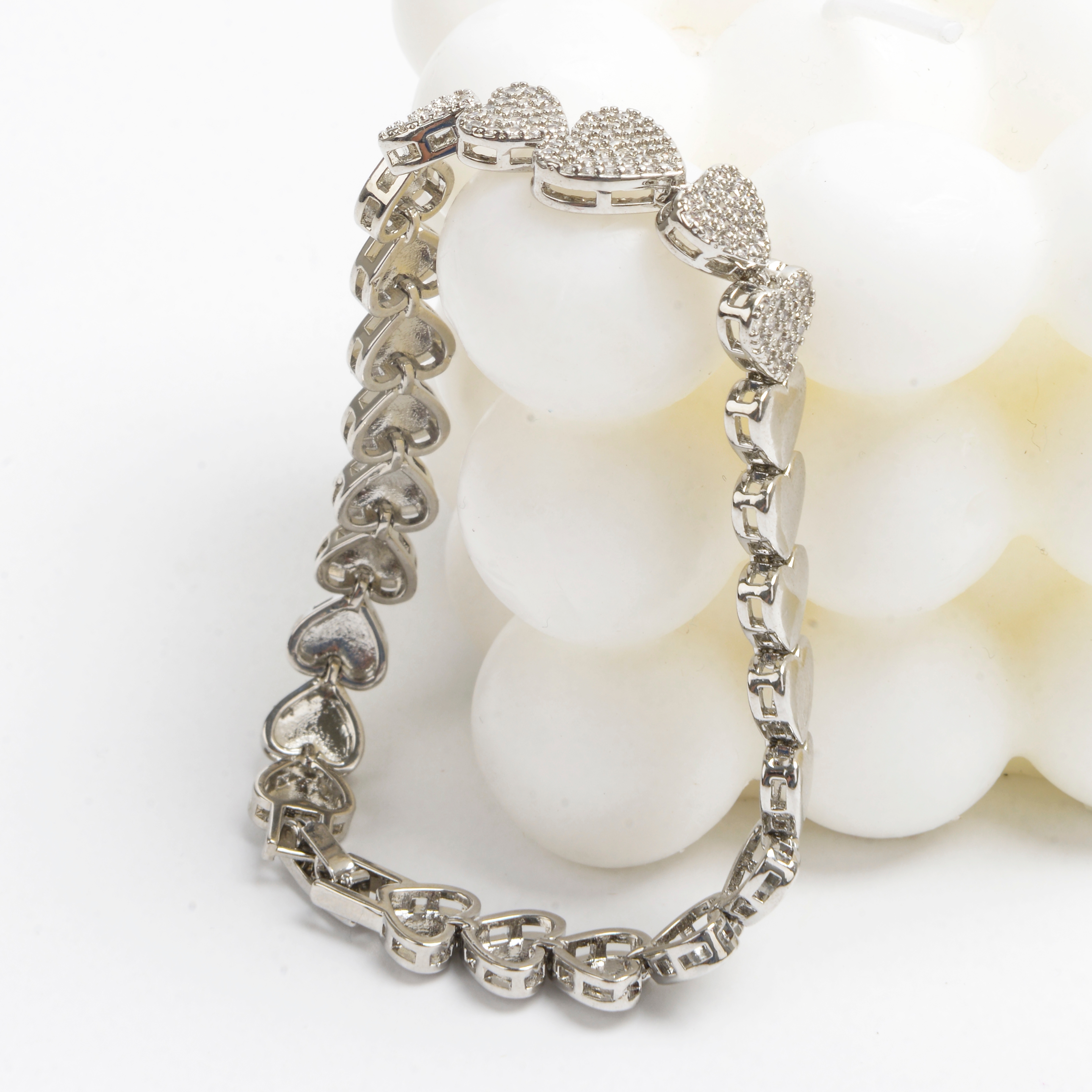 The 2022 new trendy accessory: a silver heart-shaped bracelet with diamonds Application Scenario