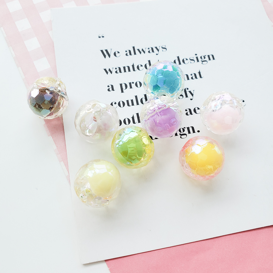 Chen Ming's DIY jewelry materials: 16mm color-coated football-cut bead-in-bead mobile phone bracelet acrylic jewelry accessories Application Scenario