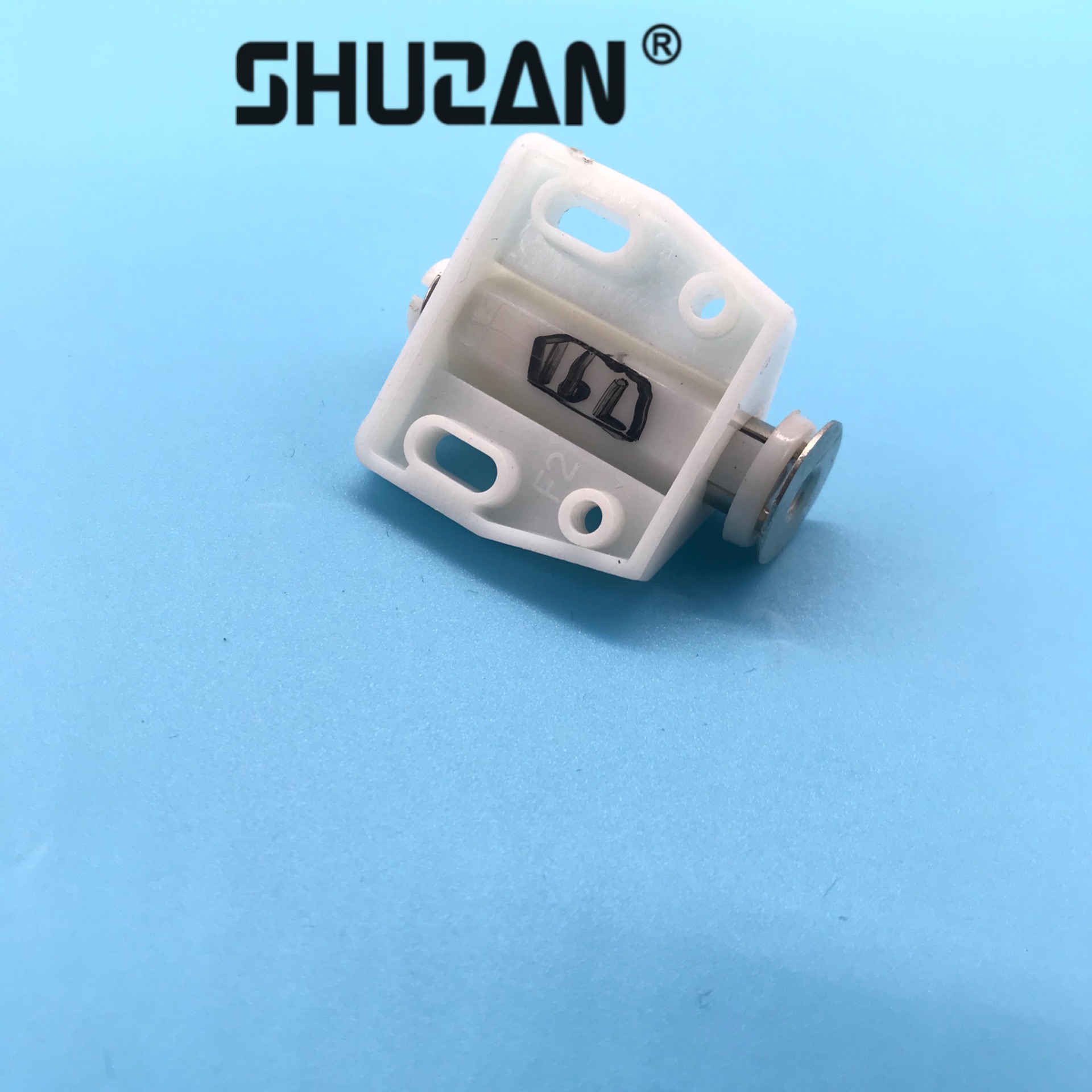 Shuzan, a well-known brand of cabinet rebound door, single door magnetic self-locking device hardware accessories, is highly efficient and durable. Factory direct sales. Model: A200 003 Application Scenario