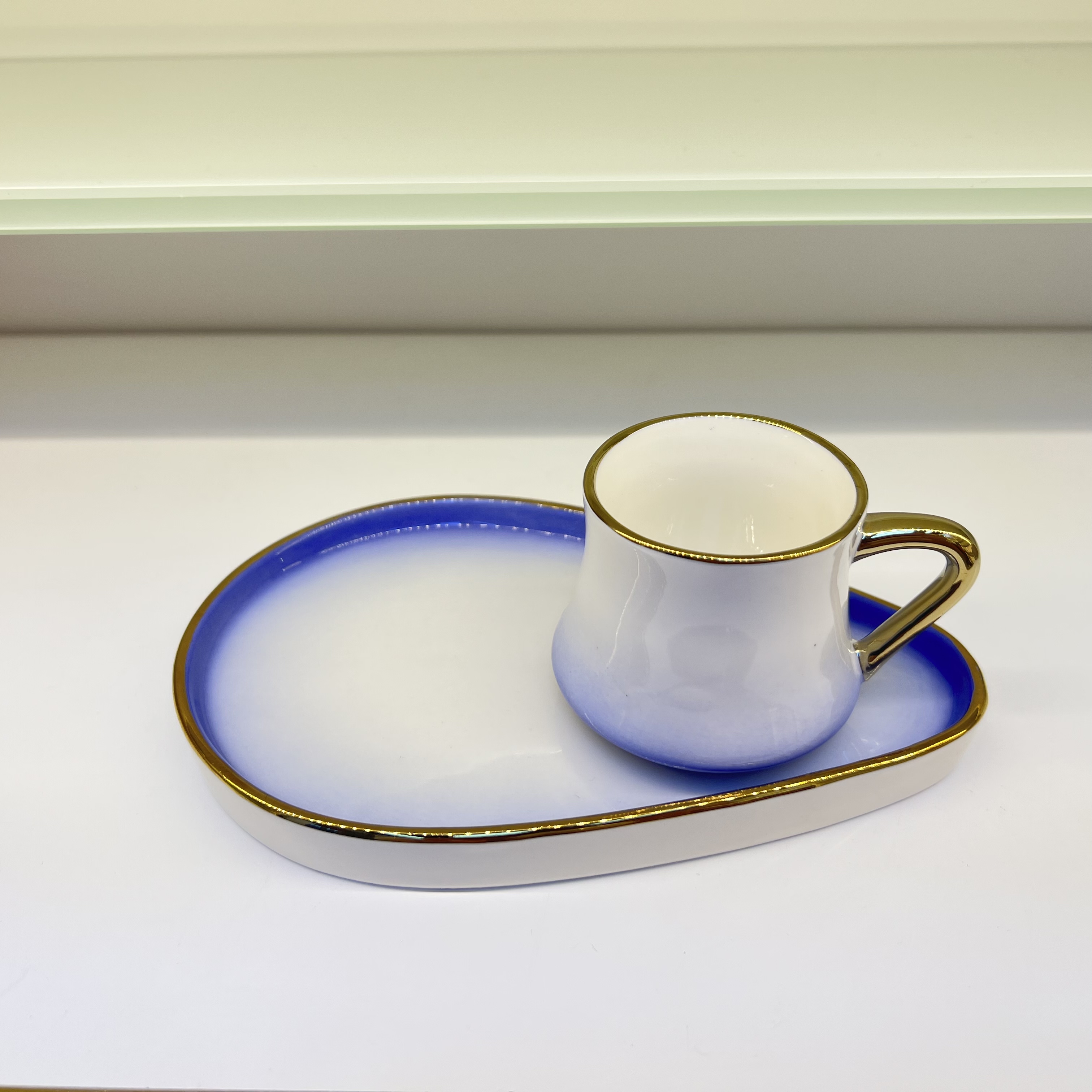Customized Middle Eastern country ceramic coffee cup and saucer gradient color new 90cc coffee cup set, gold-plated glossy glazed ceramic 6 cups and 6 saucers, Turkish 12-piece set gift box set Application Scenario