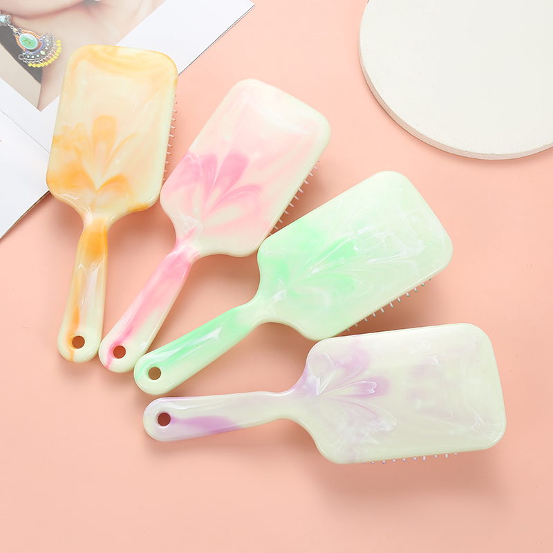New fashionable Japanese and Korean popular beauty comb, hair comb, airbag comb, massage comb, candy two-color rendering 03 Application Scenario