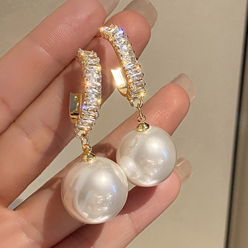 Wholesale of popular earrings on independent websites in Europe and America, featuring creative and retro styles, pearl stud earrings, and unique and niche designs for women details Picture