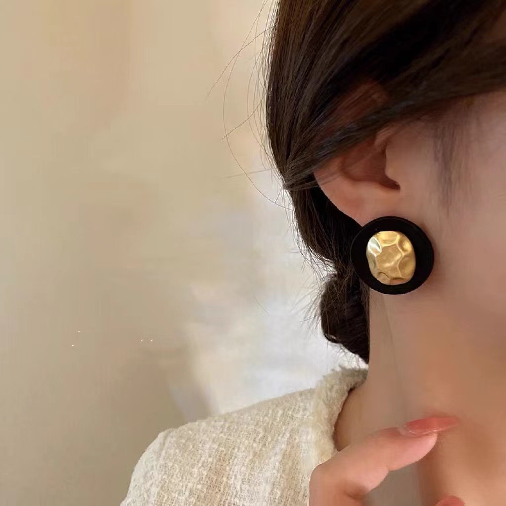 JW Silver Needle Korean pearl Internet celebrity new stud earrings Instagram cold style irregular geometric cutout earrings for women Application Scenario