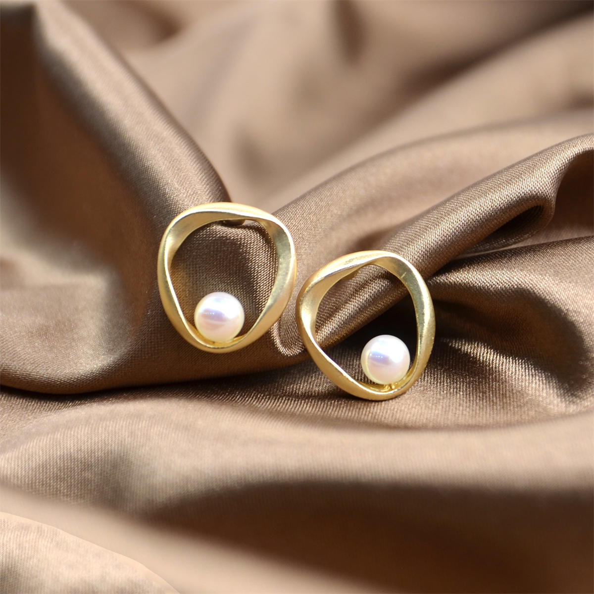Wholesale of popular earrings on independent websites in Europe and America, featuring creative and retro styles, pearl stud earrings, and unique and niche designs for women Specification image
