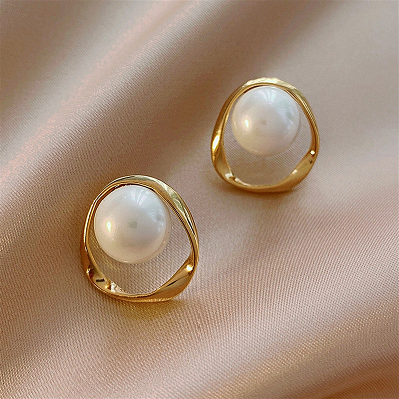 Wholesale of popular earrings on independent websites in Europe and America, featuring creative and retro styles, pearl stud earrings, and unique and niche designs for women