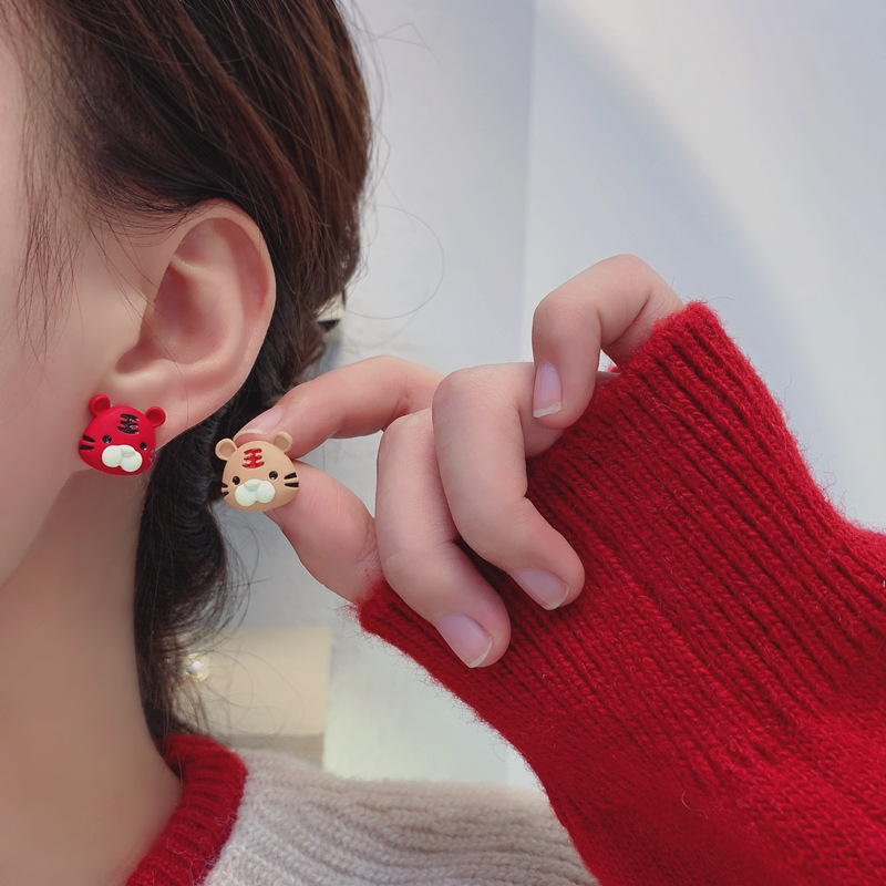925 Silver Needle, Dongdaemun, South Korea, fashionable and exaggerated earrings, crystal fabric flower long earrings, design sense earrings Application Scenario