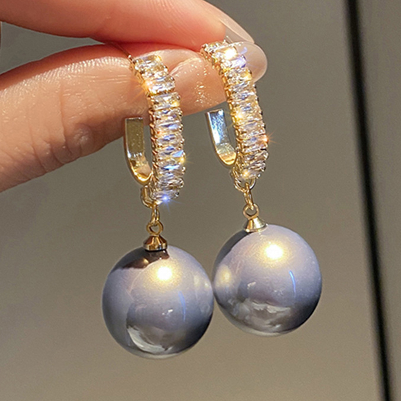 Wholesale of popular earrings on independent websites in Europe and America, featuring creative and retro styles, pearl stud earrings, and unique and niche designs for women Application Scenario