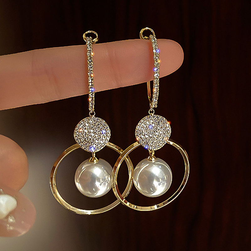 Wholesale of popular earrings on independent websites in Europe and America, featuring creative and retro styles, pearl stud earrings, and unique and niche designs for women Item Picture