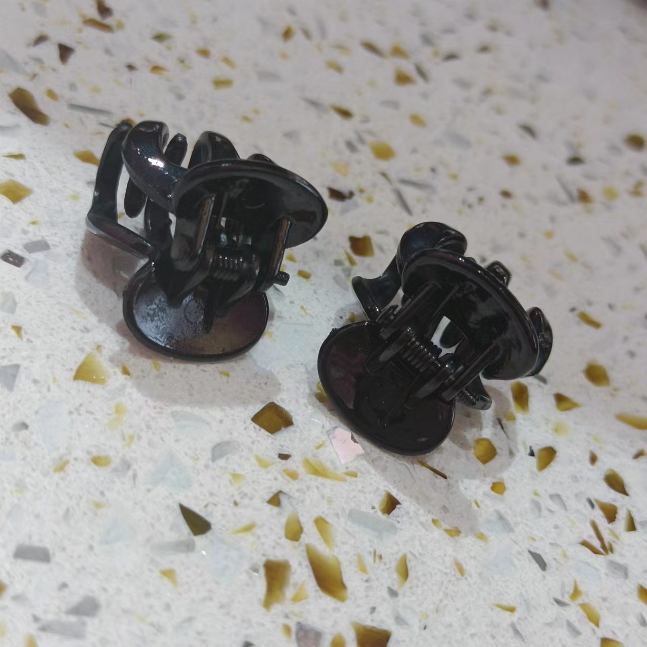 New black glossy scratch-off clip for winter 2022 Item Picture