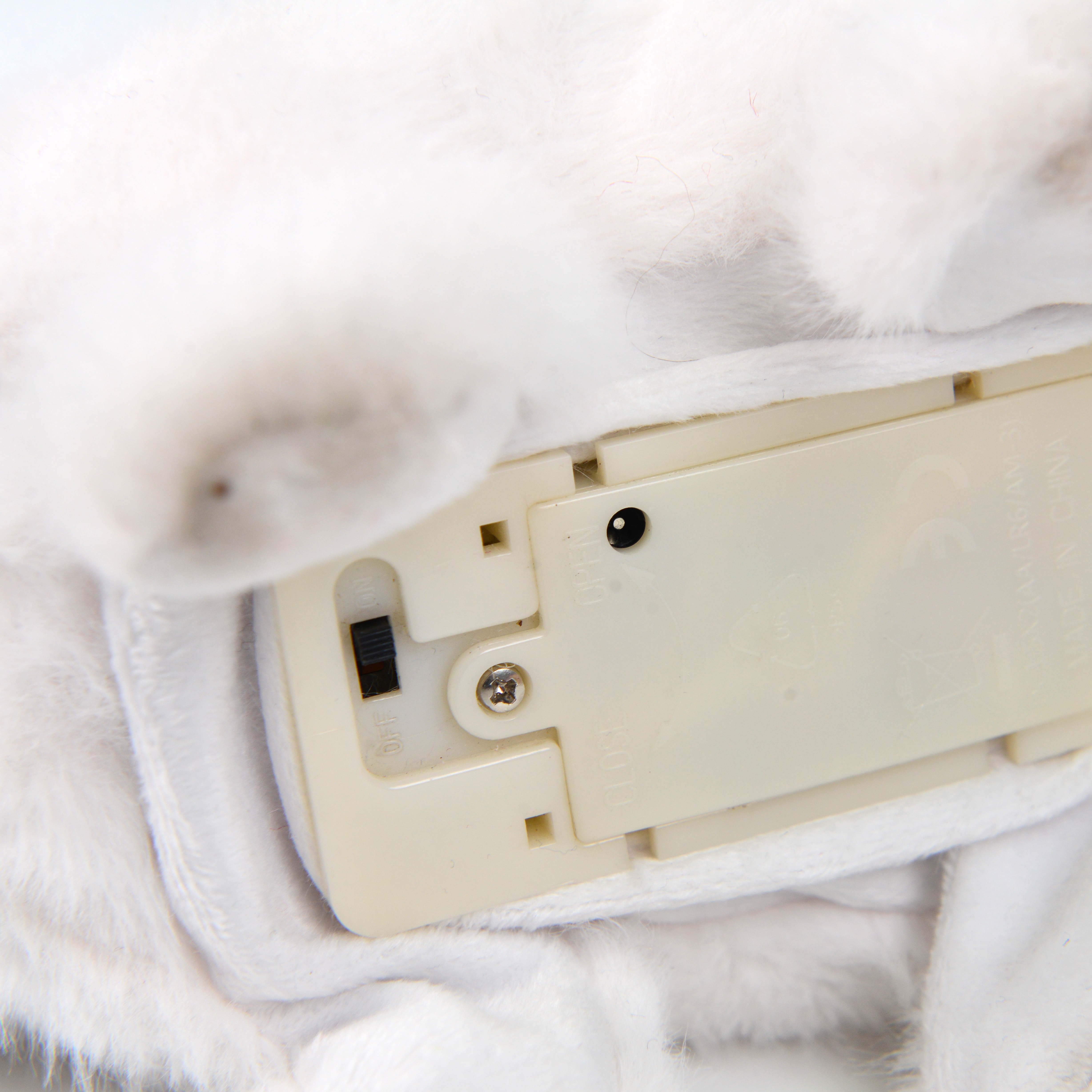 Simulated plush toy rabbit, electronic and electric pet rabbit. Rabbit can cry, move and walk. Amazon electric White Rabbit factory direct sales Application Scenario