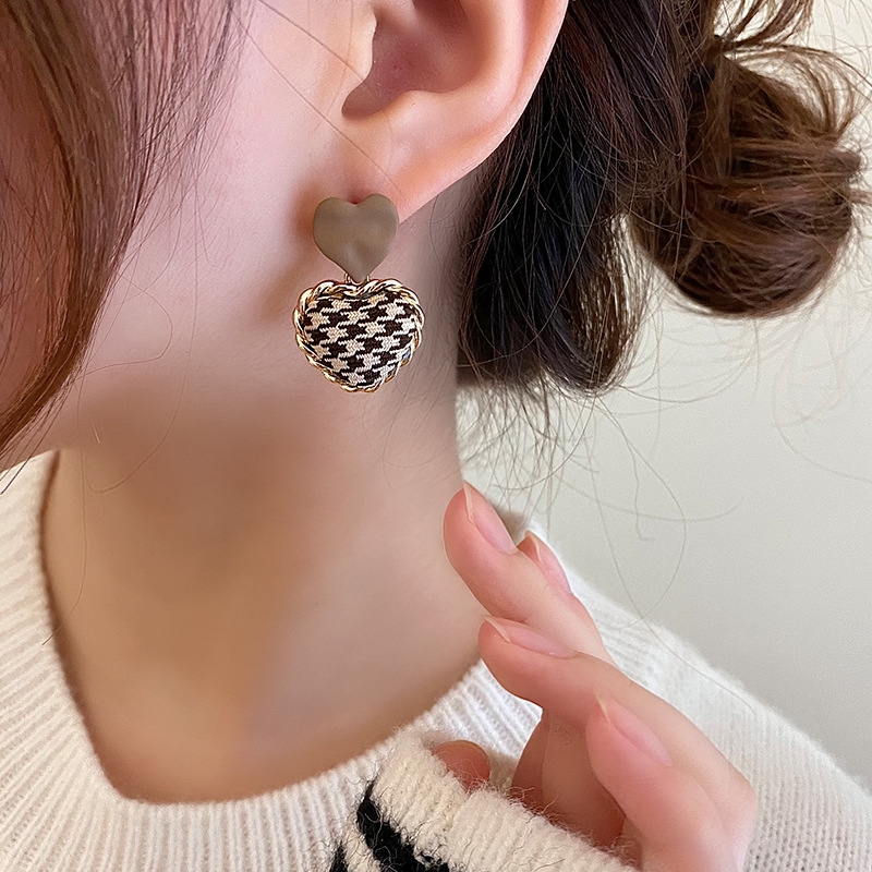 The 2021 new style of small dress earrings slim the face and exude a goddess-like charm. Summer cat's eye stone versatile and fashionable fan-shaped earrings are in vogue details Picture