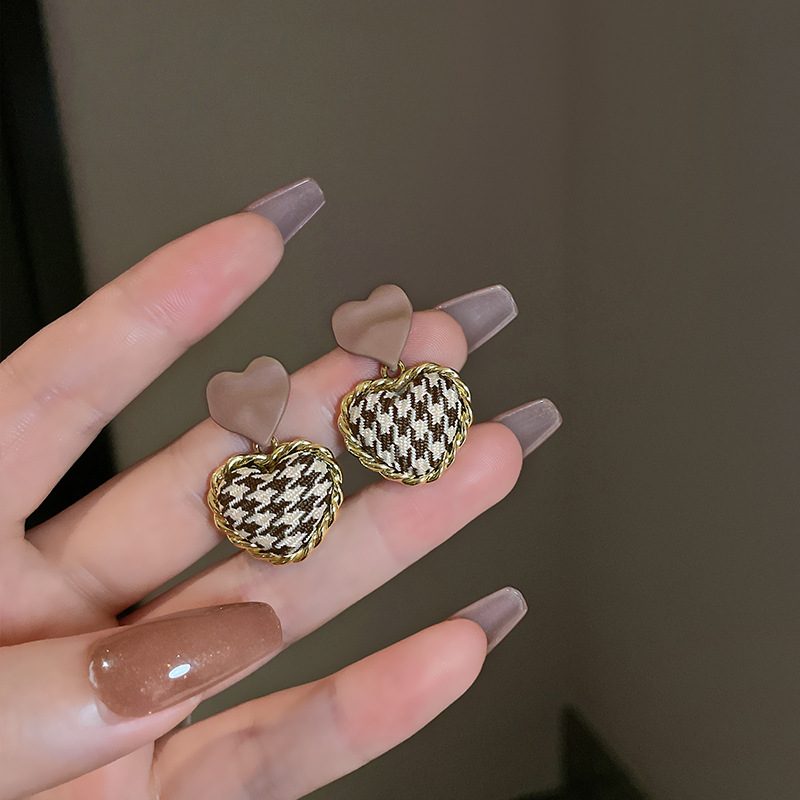 The 2021 new style of small dress earrings slim the face and exude a goddess-like charm. Summer cat's eye stone versatile and fashionable fan-shaped earrings are in vogue Specification image