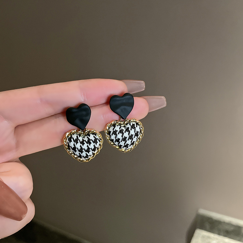 The 2021 new style of small dress earrings slim the face and exude a goddess-like charm. Summer cat's eye stone versatile and fashionable fan-shaped earrings are in vogue Application Scenario