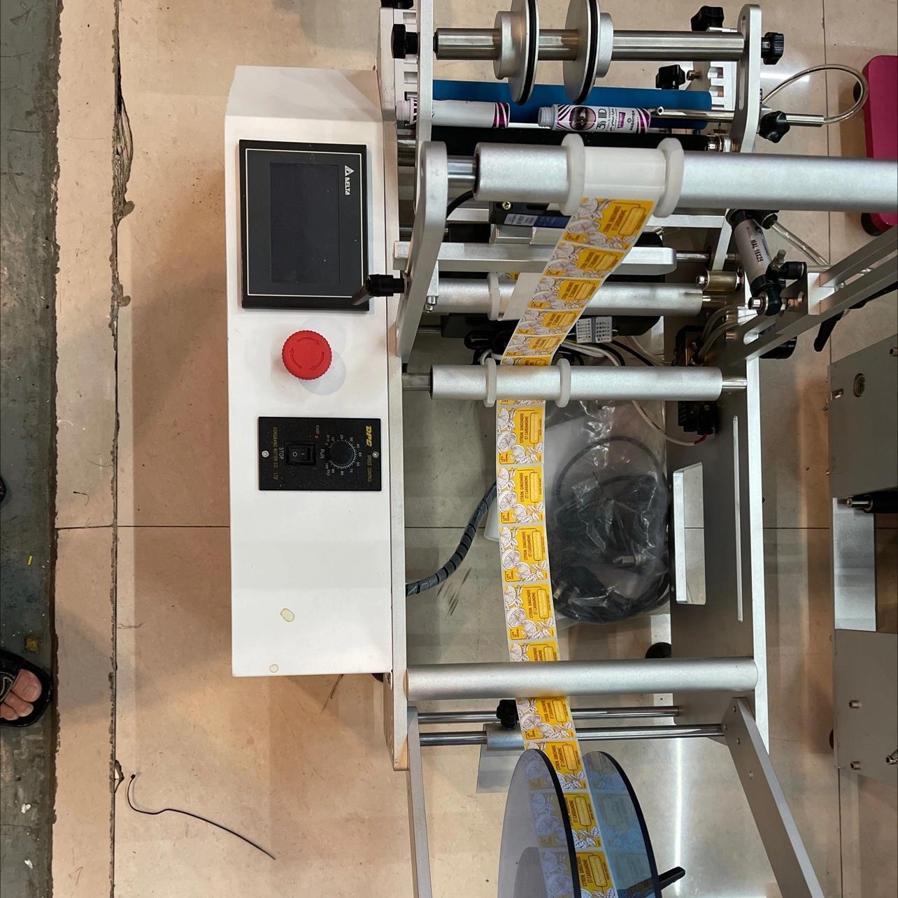 Semi-automatic desktop round bottle labeling machine, Guangxin Packaging Machinery Equipment, a well-established physical store, offers high-quality products at favorable prices Item Picture