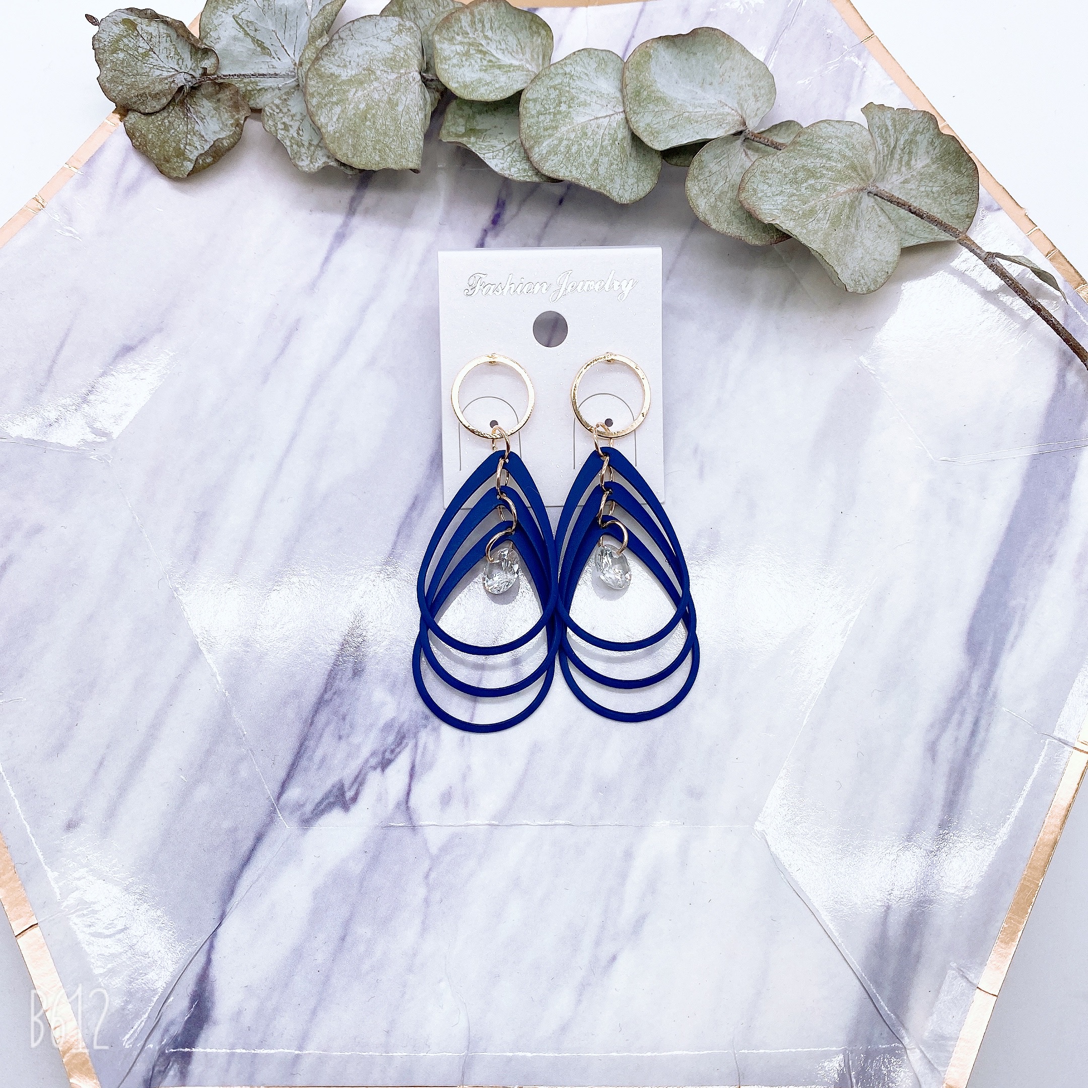 The 2021 new Korean-style earrings are trendy and suitable for square faces, with exaggerated and elegant white tulip earrings details Picture