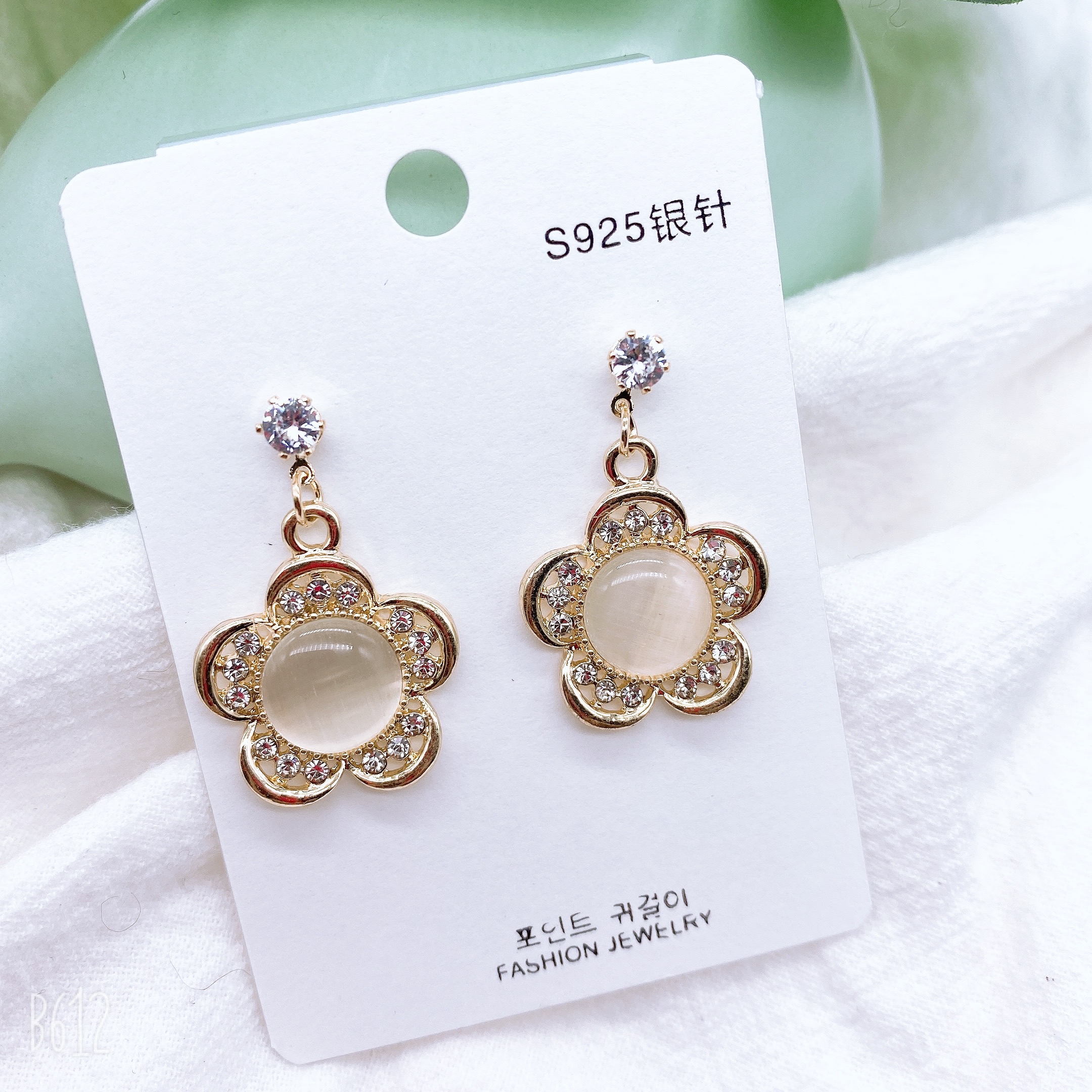 Korean high-end cat's eye stone earrings, women's autumn style elegant earrings, 2021 new trendy super fairy ear hook earrings details Picture