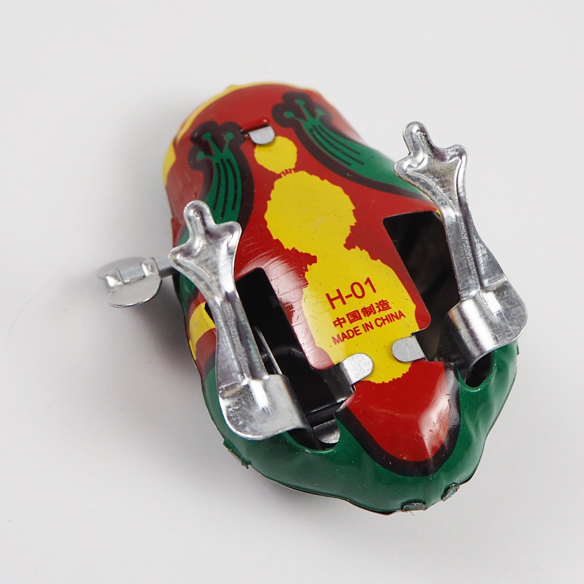 Winding up a tin frog with a sharp fart, a classic and nostalgic toy, a baby wind-up toy, a classic and best-selling toy for the 80s generation Specification image