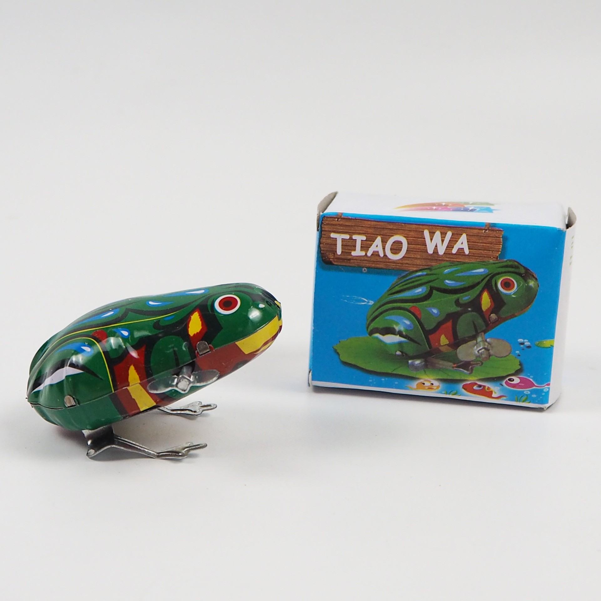 Winding up a tin frog with a sharp fart, a classic and nostalgic toy, a baby wind-up toy, a classic and best-selling toy for the 80s generation