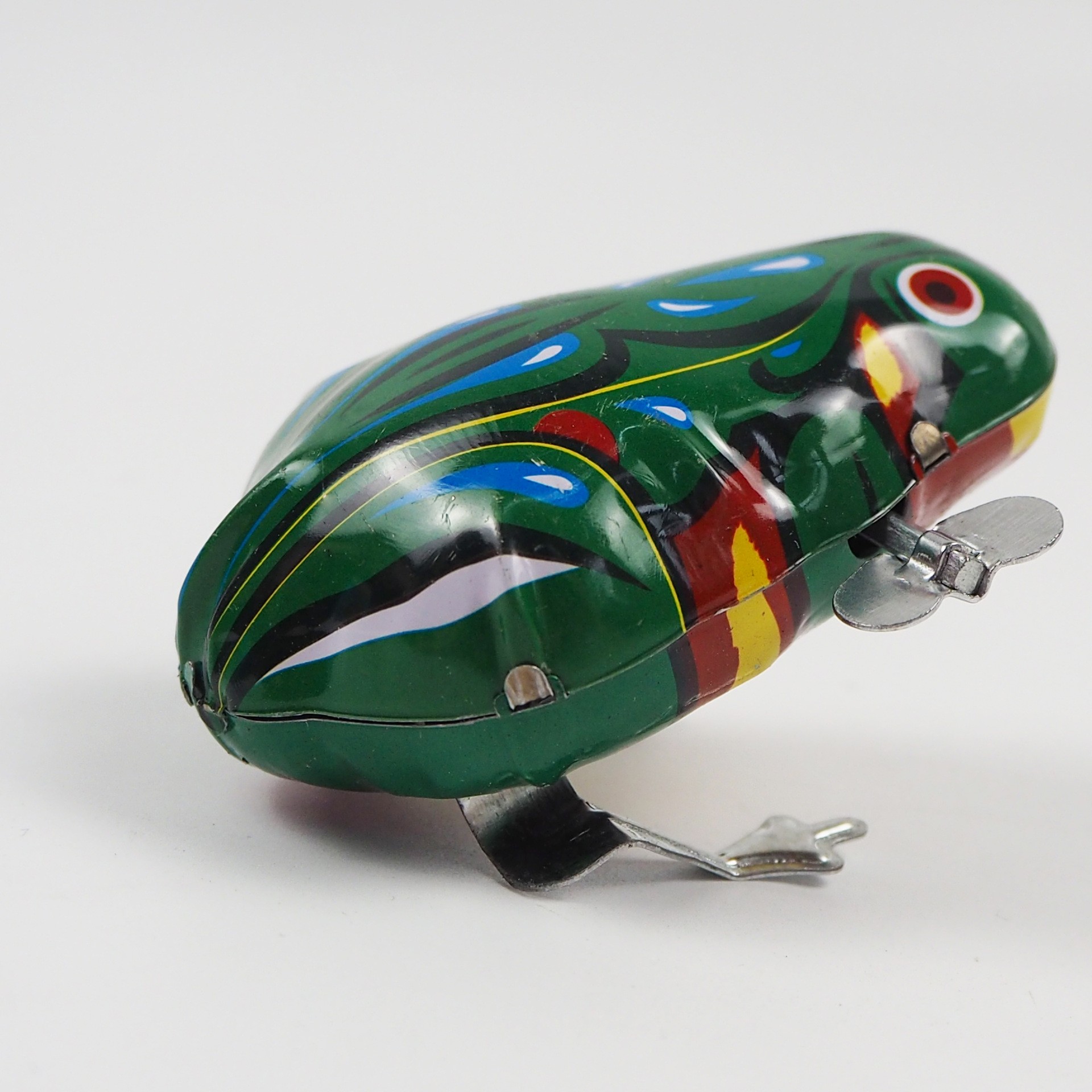 Winding up a tin frog with a sharp fart, a classic and nostalgic toy, a baby wind-up toy, a classic and best-selling toy for the 80s generation details Picture