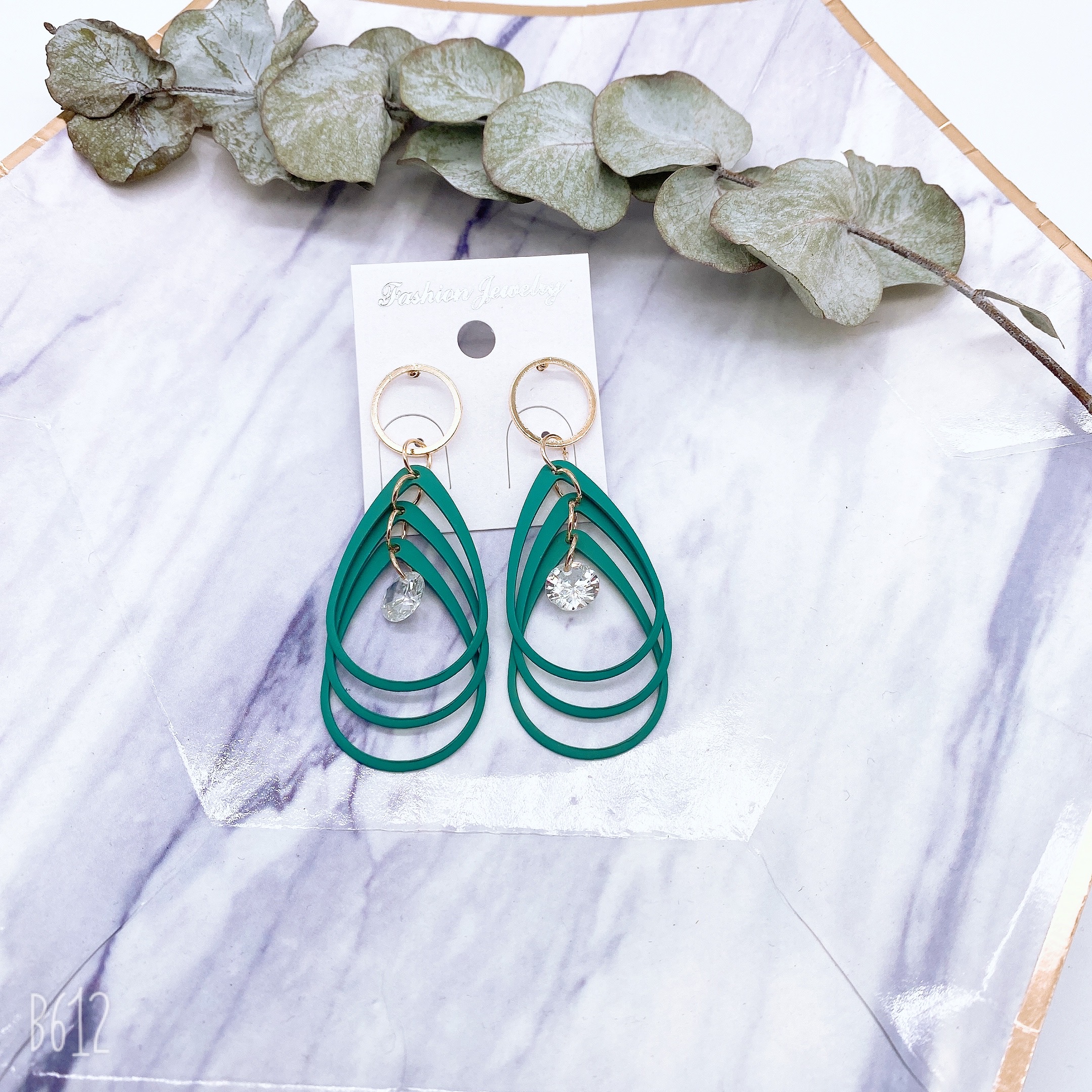 The 2021 new Korean-style earrings are trendy and suitable for square faces, with exaggerated and elegant white tulip earrings Application Scenario