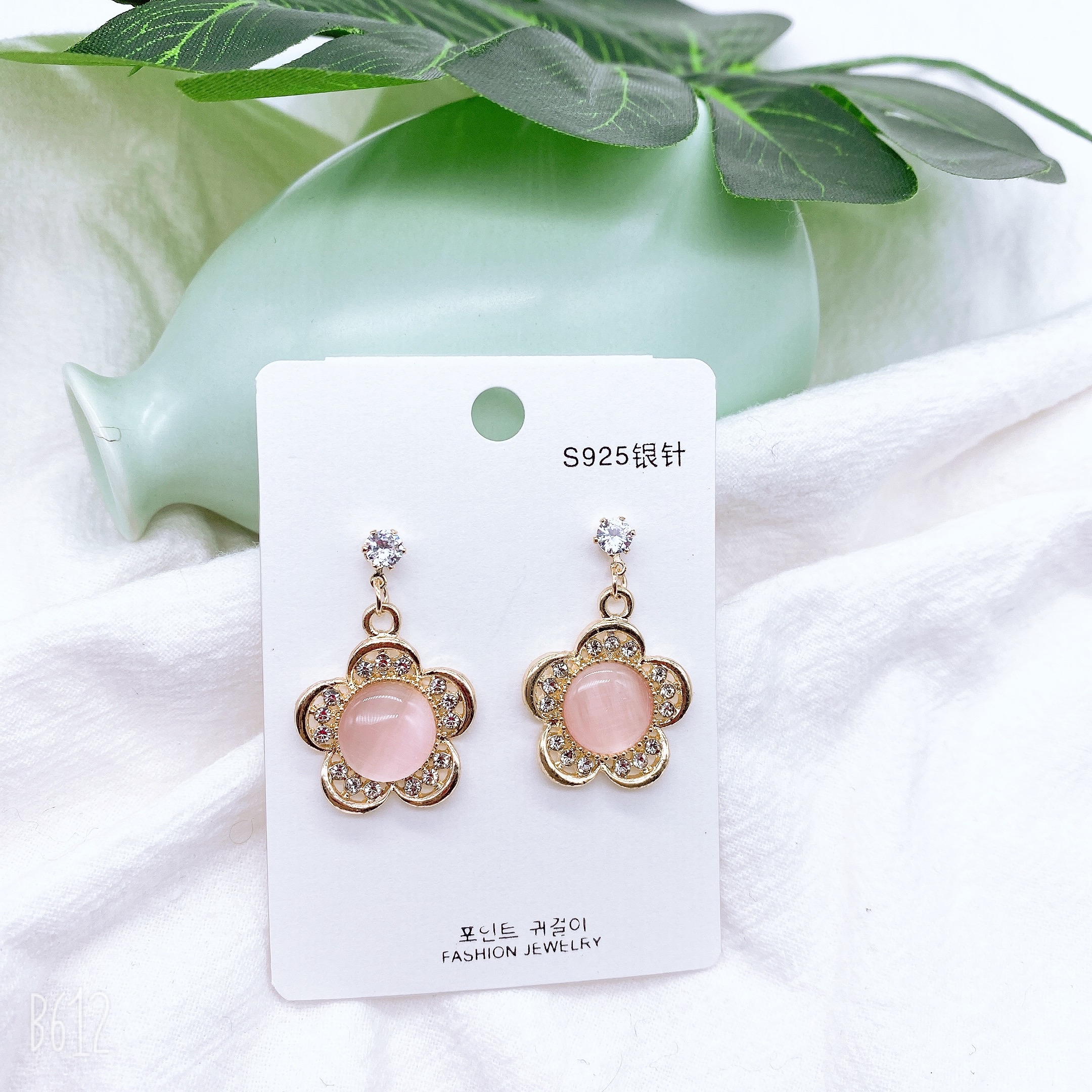 Korean high-end cat's eye stone earrings, women's autumn style elegant earrings, 2021 new trendy super fairy ear hook earrings Specification image