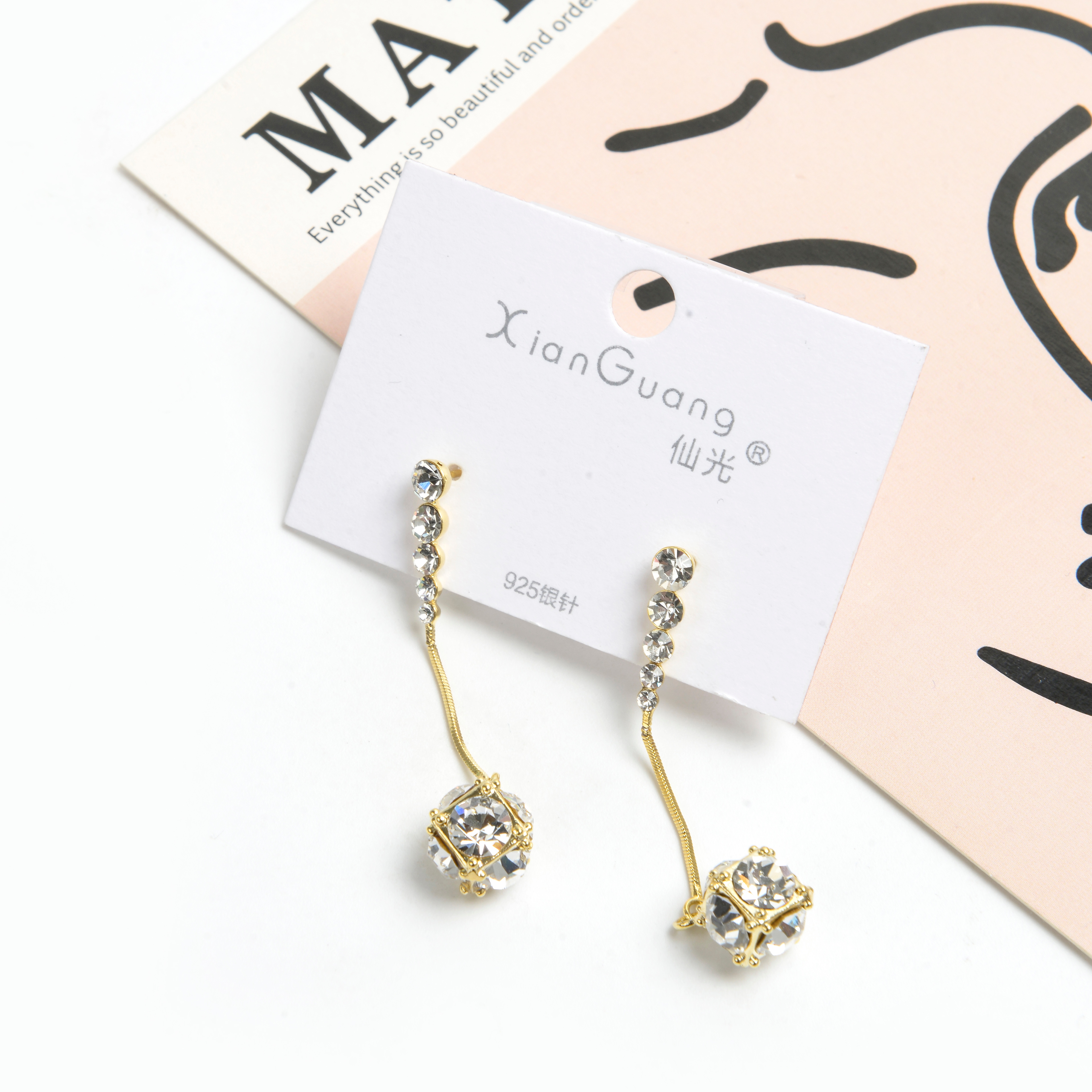 New earrings: Niche design, high-end feel, popular earrings for women, anti-allergy 925 silver needle square diamond earrings