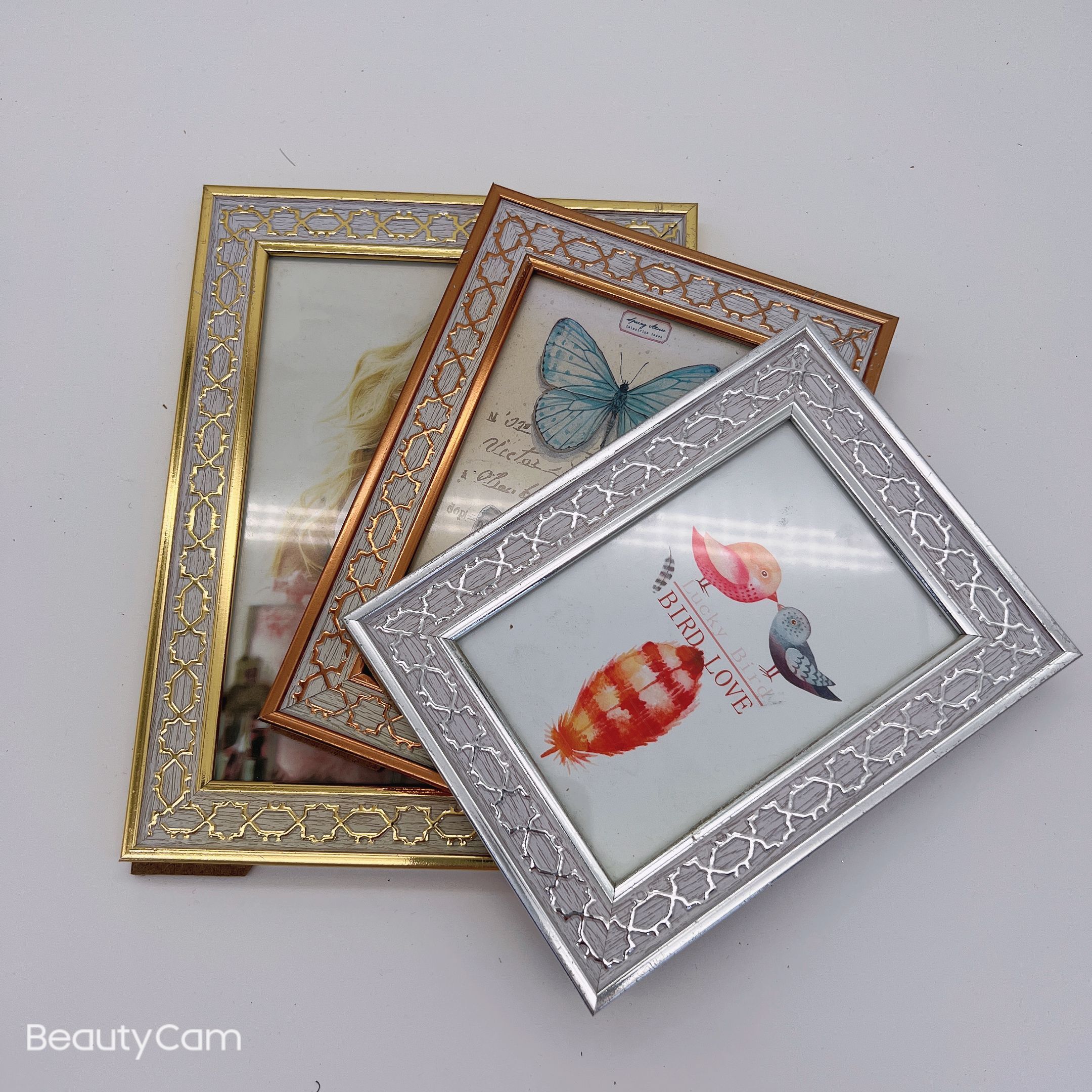 The display of American-style photo frames is simple and elegant