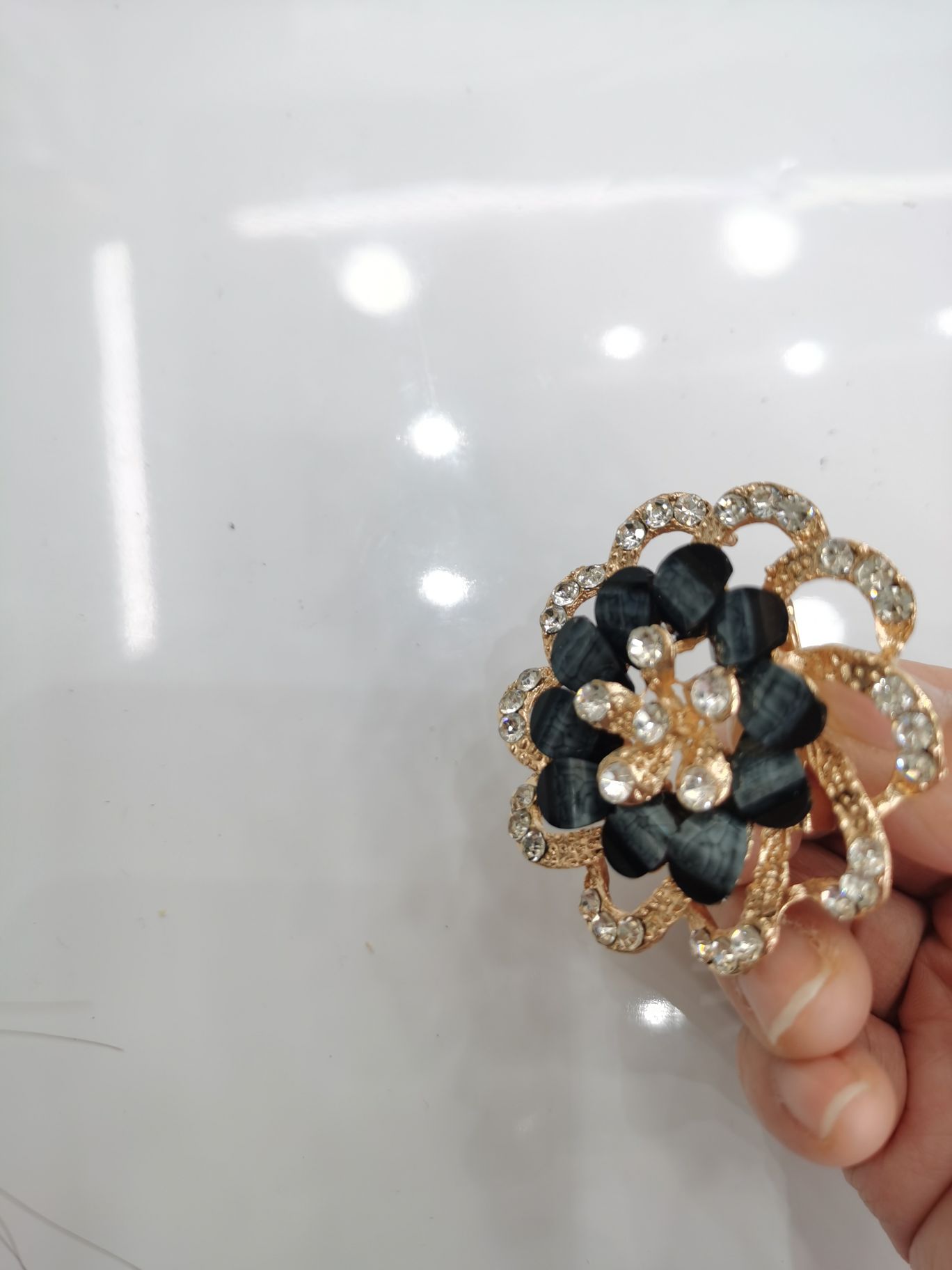 合金胸针白底实物图