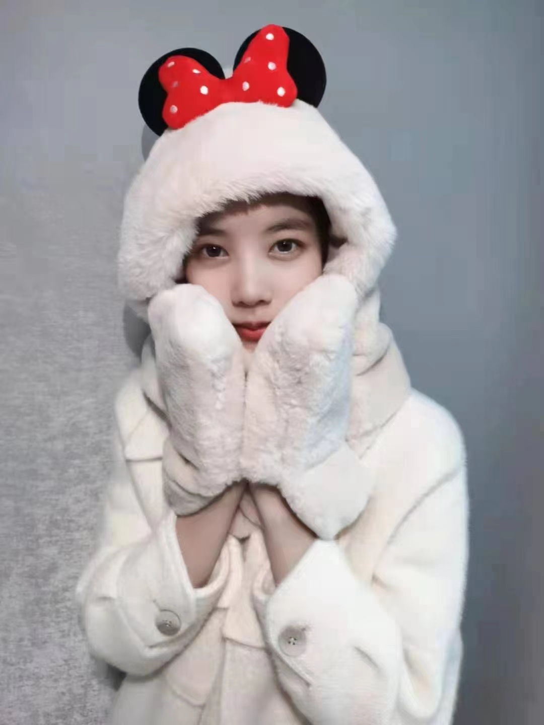 Thick hat, cute and warm for women in autumn and winter, plush scarf, one-piece ear-protecting and windproof scarf, bow and three-piece set Application Scenario