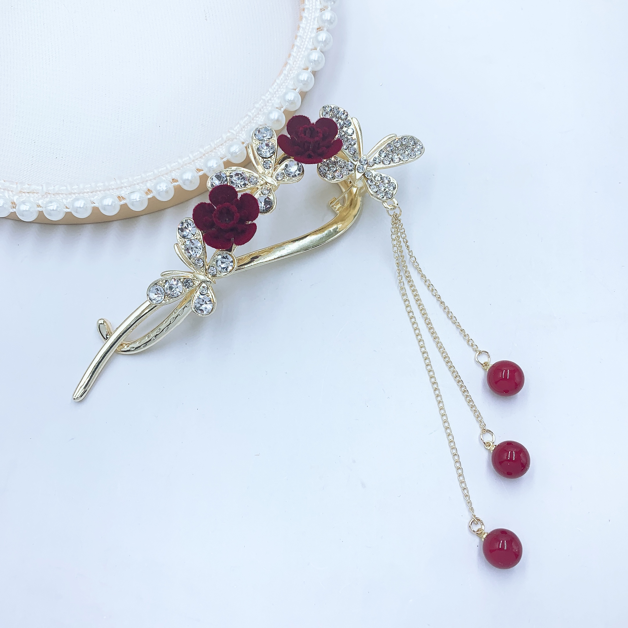 A popular velvet rose twist clip, a beautiful and romantic Korean-style accessory Application Scenario
