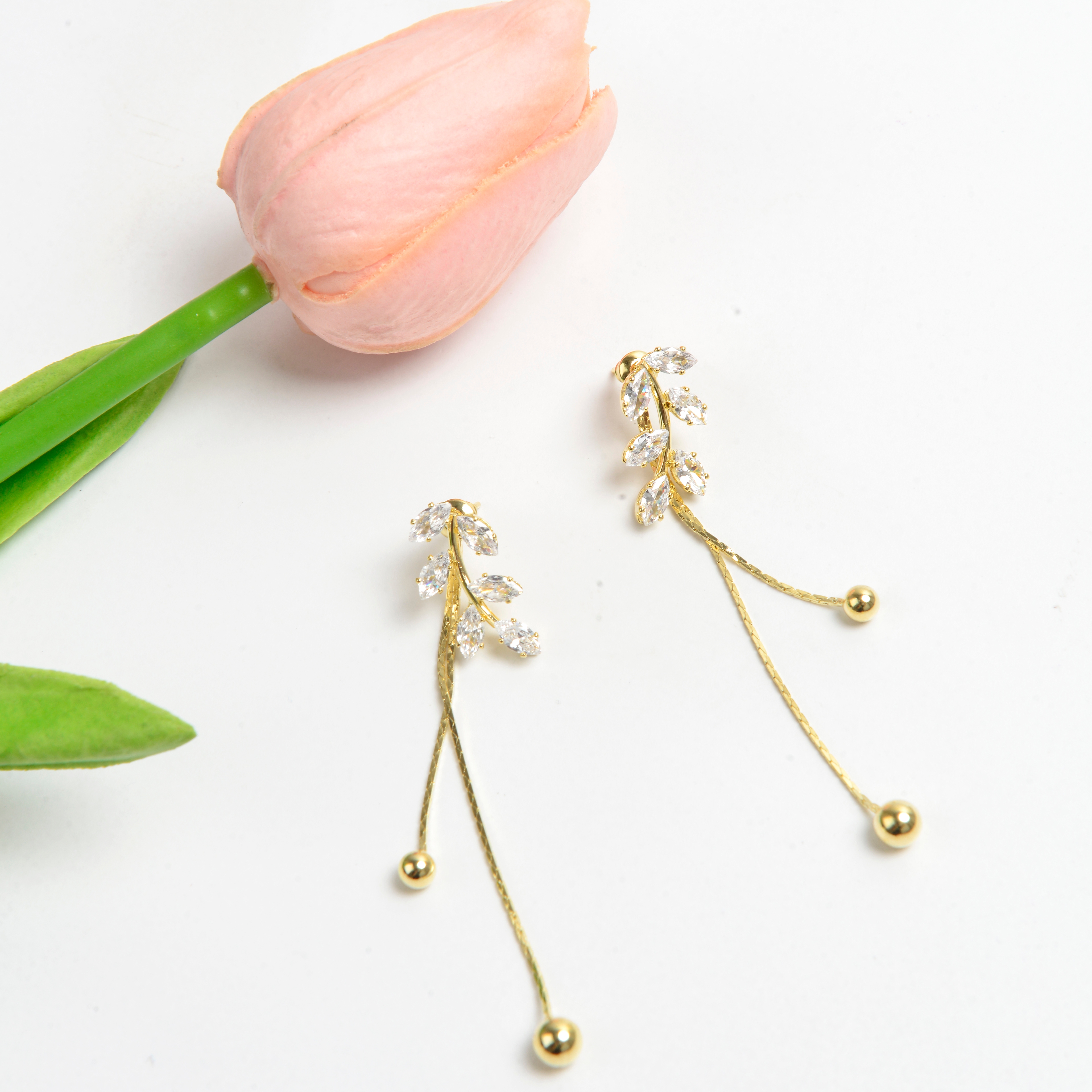 新品耳环小众设计高级感网红耳饰女防过敏925银针小叶子钻石耳环详情4