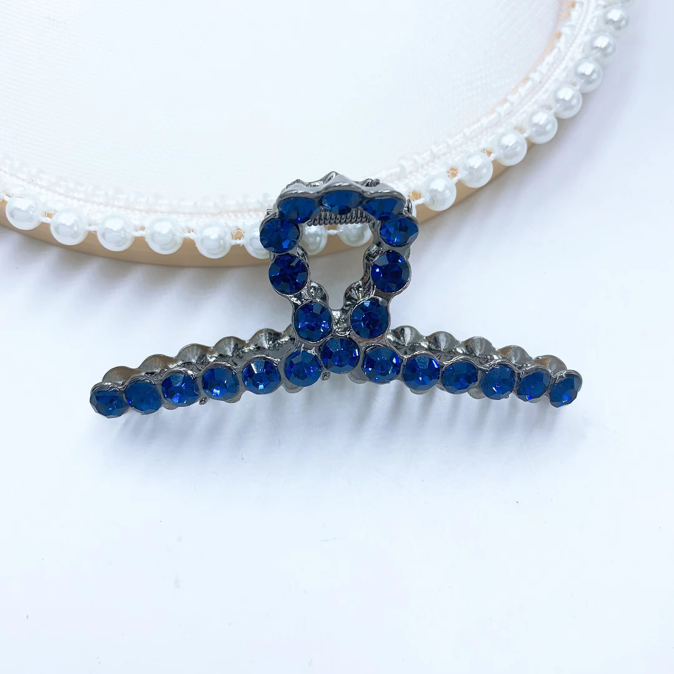 In the black coat rack of the Internet celebrity gun, catch the beautiful and romantic Han Xu accessories of the Internet celebrity details Picture