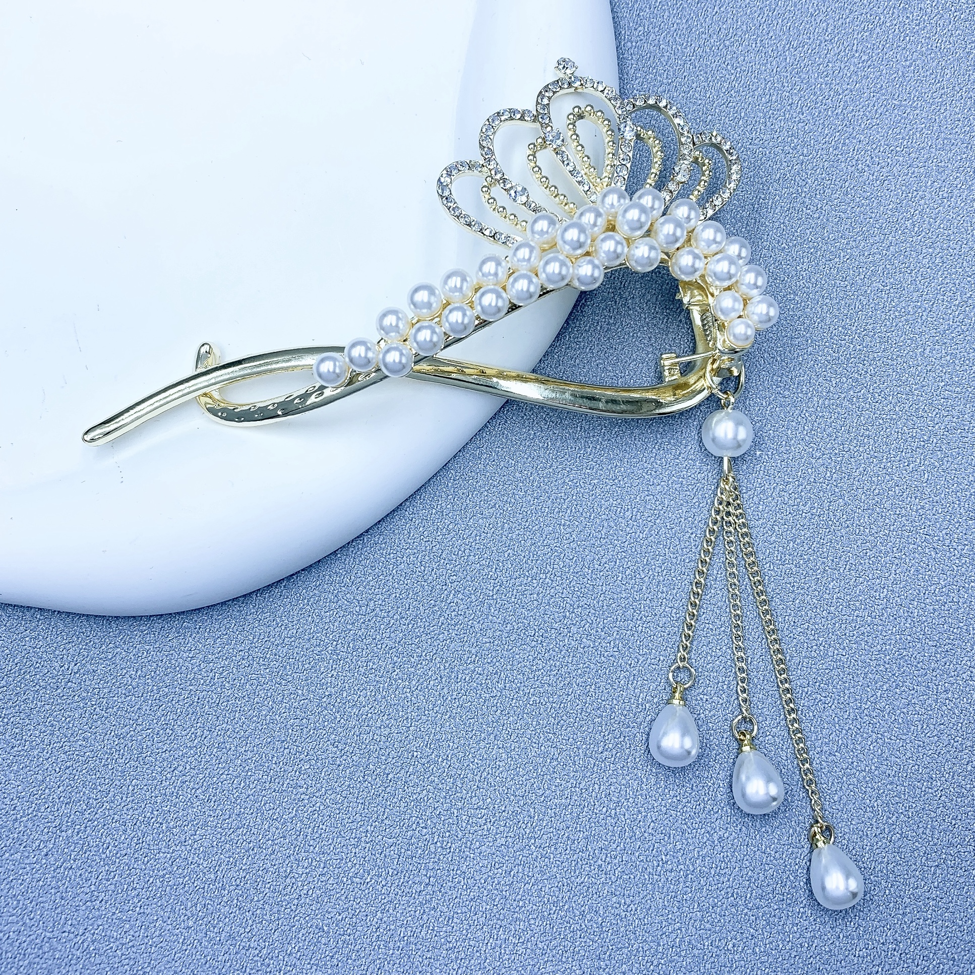 The popular crown tassel twist clip is a beautiful and romantic Korean-style accessory Application Scenario