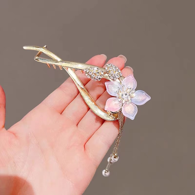 The popular flower-shaped tassel twist clip is a beautiful and romantic Korean-style accessory Application Scenario