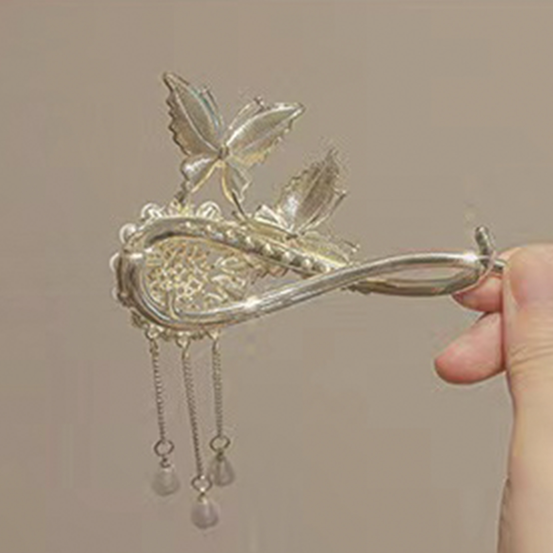 The popular butterfly cat's eye stone twist clip is a beautiful and romantic Han Xu accessory Application Scenario